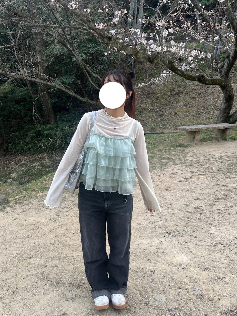 「春めき満開コーデ、春コーデ、シアートップス、重ね着、レイヤードスタイル、ビスチェ、デニム、デニムパンツ、スニーカー、シルバー、プチプラ、低身長コーデ、オトナカジュアル、カジュアルガーリー」｜「Shoes in Closetの軽量 やわらか ベーシック ジャーマントレーナータイプ スニーカー 1947（スニーカー、ベージュ系）」を使った、モモ子さん（レディース・151cm）の春コーディネートの1枚目の写真