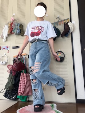「nelliy.（ネルリー）のオリジナルパッチダメージワイドデニム（デニムパンツ）」を使った、モモ子さん（レディース・150cm）の夏コーディネート