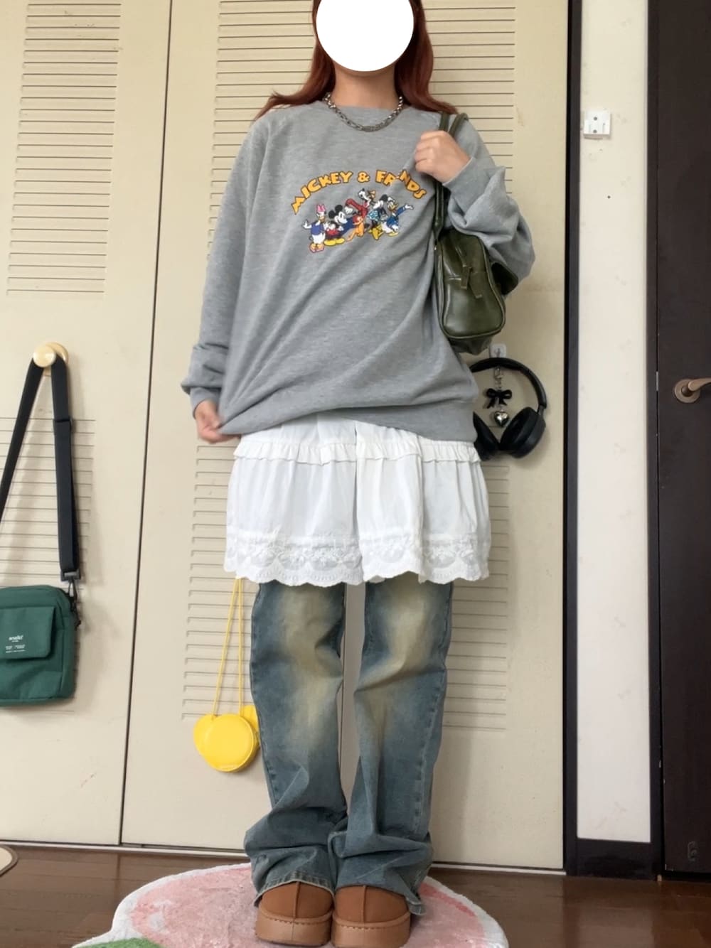 グレー系のスウェット、ブルー系のデニムパンツ、ホワイト系のワンピース/ドレスを着用したレディースの秋コーディネートの1枚目の写真