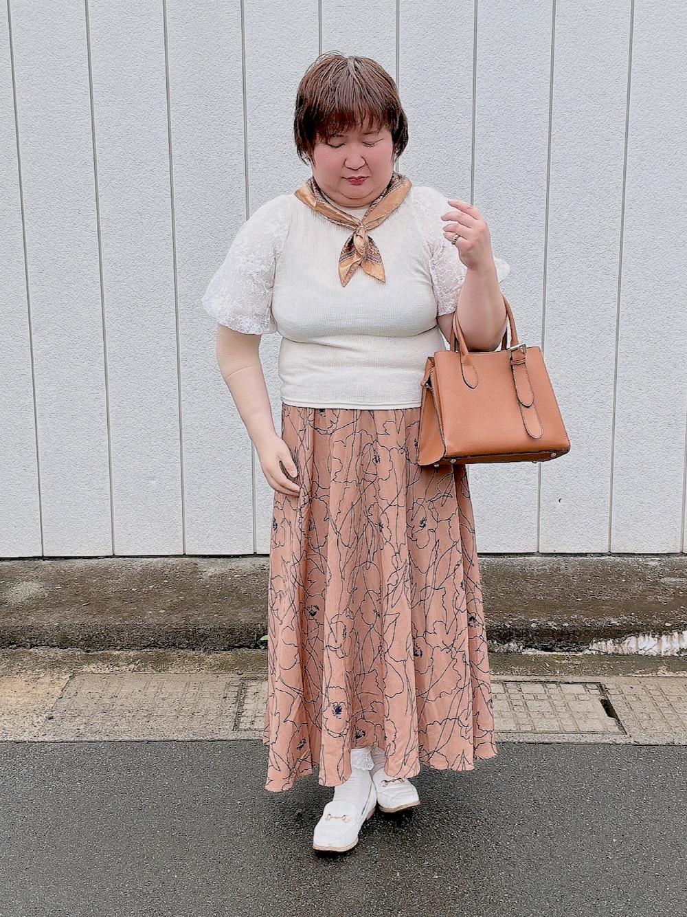 「クラシカル、上品、秋色、コックリカラー、バルーンスリーブ、リブ、総柄、マキシ丈スカート、スカート、スカーフ、ハンドバッグ、ローファー」｜「fifthのバイカラーフラワーフレアスカート（スカート、ベージュ系）」を使った、麗園ファンタジー〇*ﾟさん（レディース・162cm）の秋コーディネートの1枚目の写真