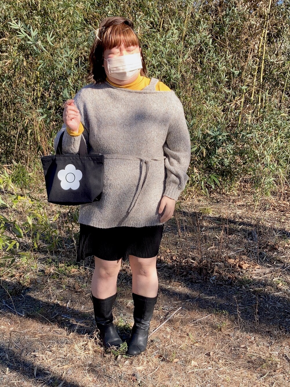 ブラック系のブーツ、グレー系のニット/セーター、ブラック系のその他パンツを着用したレディースの冬コーディネートの1枚目の写真