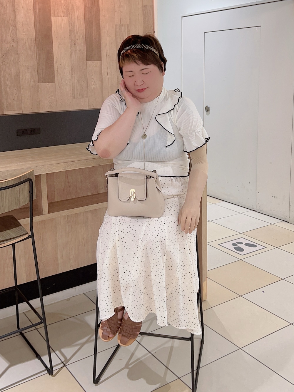 「ホワイトコーデ、ホワイト、フェミニン、ハンドバッグ、ゴールド、ネックレス、誕生日、194」｜「earth music&ecologyの切り替えフレアスカート(パターン)  ＊（スカート、その他）」を使った、麗園ファンタジー〇*ﾟさん（レディース・162cm）の夏コーディネートの1枚目の写真