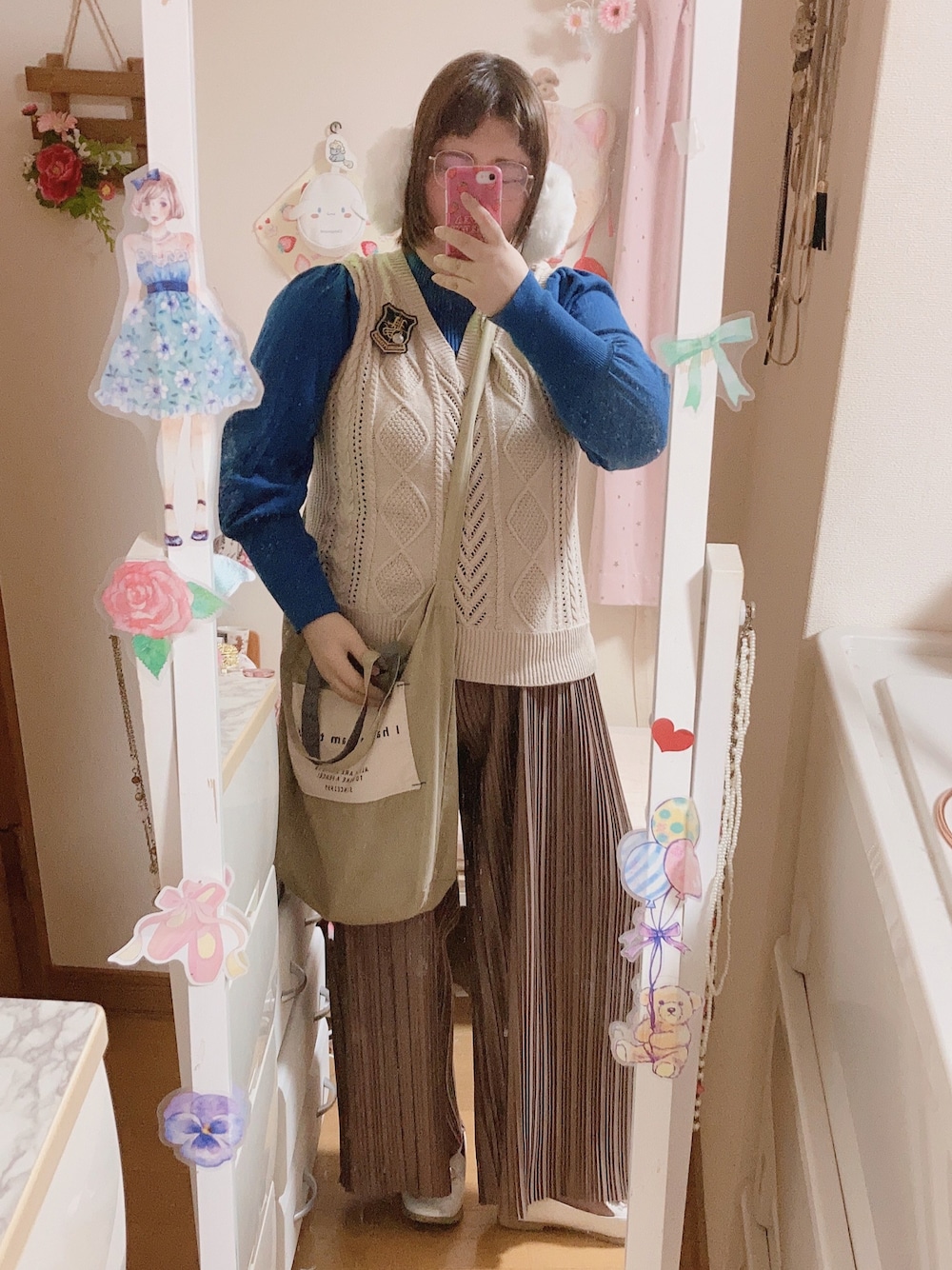 「プレッピー、秋冬コーデ、ゆったりコーデ、ニットベスト、プリーツパンツ、イヤーマフ、ショルダーバッグ、ローファー」｜「INGNIのケーブルチュニックベスト＋ロングTシャツ／SET（ベスト、ベージュ系）」を使った、麗園ファンタジー〇*ﾟさん（レディース・162cm）の秋コーディネートの1枚目の写真