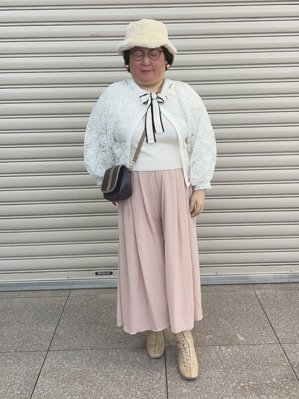 「フレンチガーリー、ガーリー、シア―ブラウス、リブニット、リボン、ガウチョパンツ、ファー、バケットハット、ショルダーバッグ、編みブーツ、最近のいい感じコーデ、メガネ女子」｜「WEGOのWEGO/ファーバケットハット（ハット、ベージュ系）」を使った、麗園ファンタジー〇*ﾟさん（レディース・162cm）の冬コーディネートの1枚目の写真