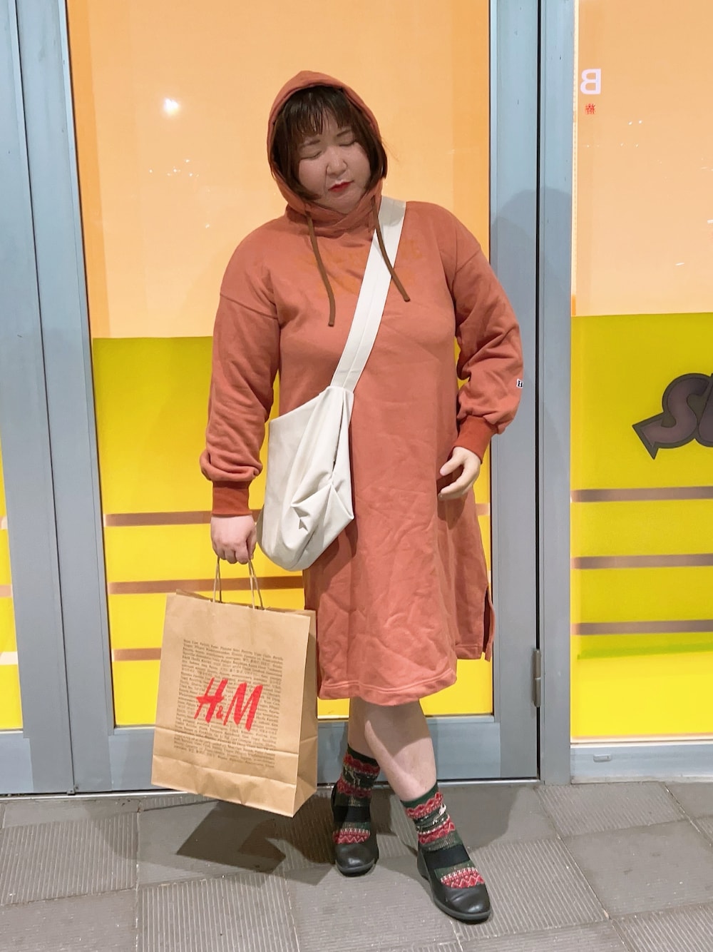 「ラクチンコーデ、カジュアルコーデ、カジュアル、パーカー、パーカーワンピース、レンガ色、ショルダーバッグ、ノルディック柄、くつした、ショッピング」｜「Bonjour Girlの【Bonjour Girl/ボンジュールガール】カレッジスウェットワンピース（ワンピース、レッド系）」を使った、麗園ファンタジー〇*ﾟさん（レディース・162cm）の冬コーディネートの1枚目の写真