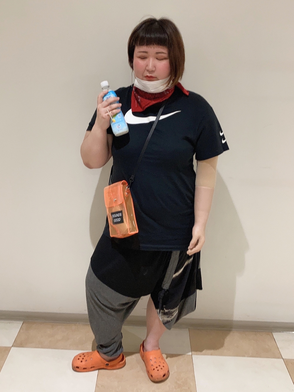 オレンジ系のショルダーバッグ、ブラック系のTシャツ/カットソー、シルバー系のピアス（両耳用）を着用したレディースの夏コーディネートの1枚目の写真