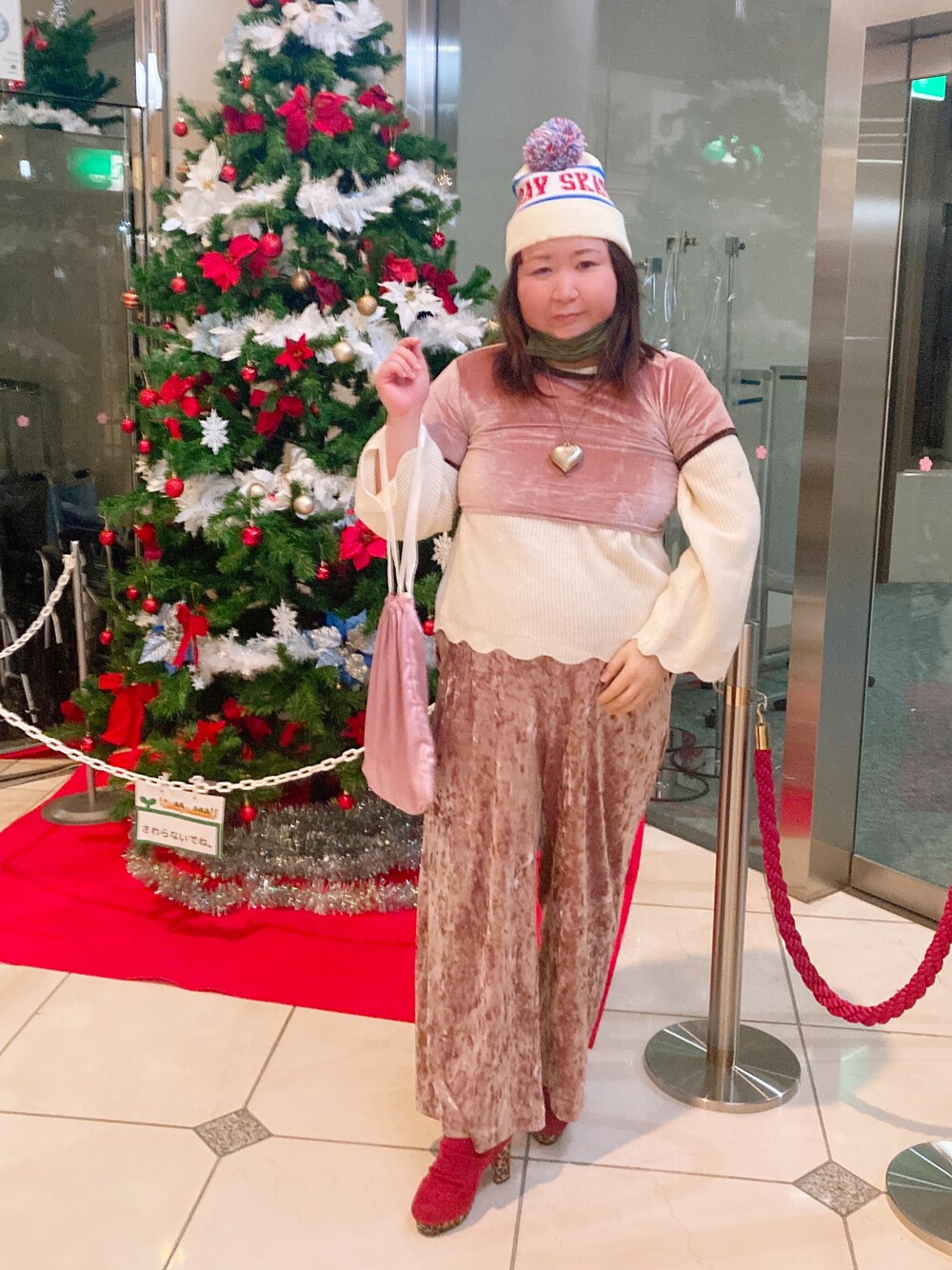 「りおん系、クリスマスに着たい服、サンタさんとお揃い帽子、ベロア、ベロアパンツ、ニット、スカラップ、レイヤードスタイル、赤ブーツ、ハートネックレス、ヌーディーカラー、ダスティピンク、明日はクリスマス」｜「WEGOのWEGO/ポンポンニットキャップ（ニットキャップ/ビーニー、その他）」を使った、麗園ファンタジー〇*ﾟさん（レディース・162cm）の冬コーディネートの1枚目の写真