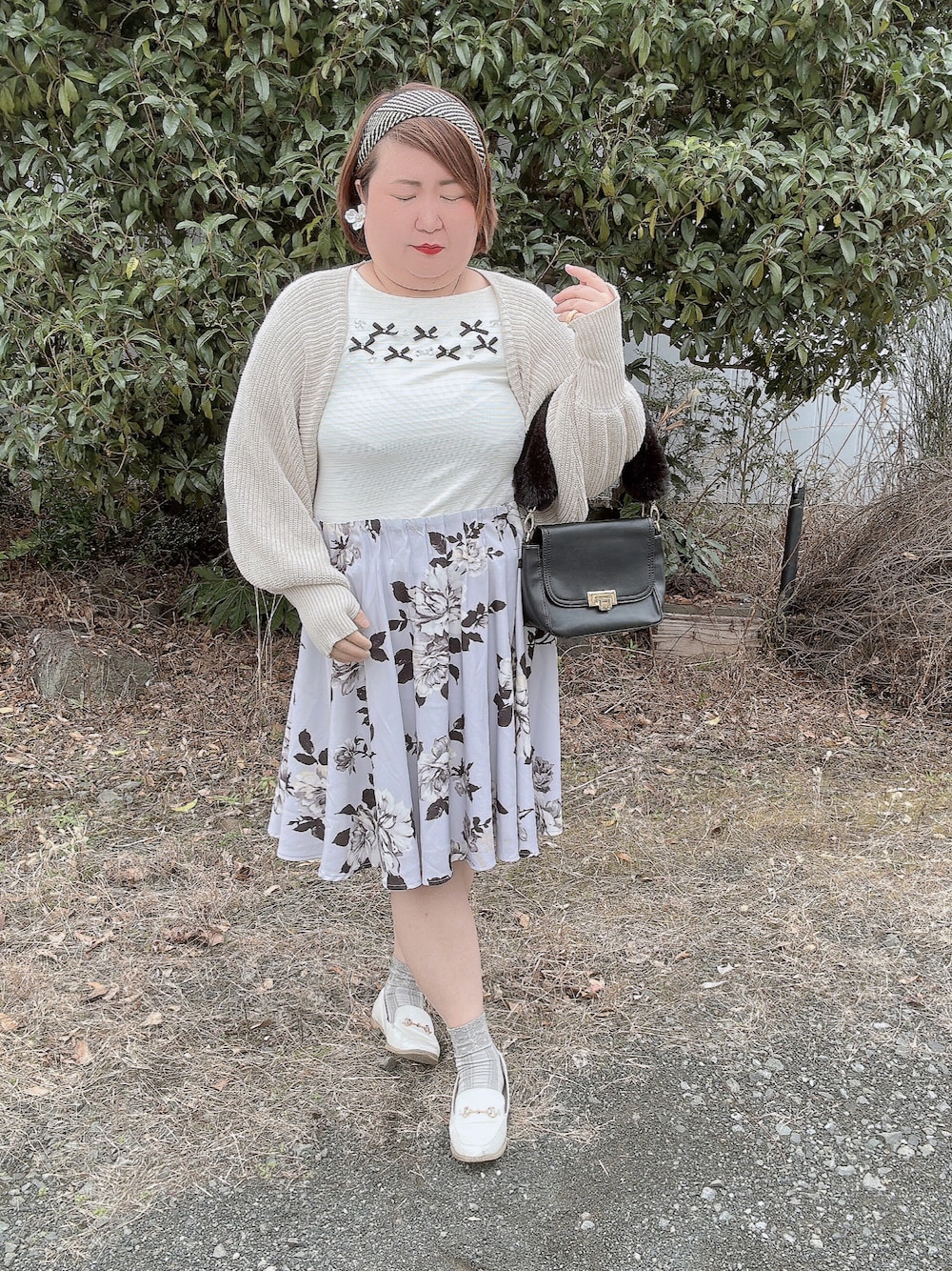 「フレンチガーリー、モノトーン、ニットカーディガン、花柄、ミモレ丈スカート、ビジュー、イヤリング、カチューシャ、ファーバッグ、ローファー、成人の日」｜「Chicoのバックリボンボレロカーディガン（カーディガン/ボレロ、ホワイト系）」を使った、麗園ファンタジー〇*ﾟさん（レディース・162cm）の冬コーディネートの1枚目の写真