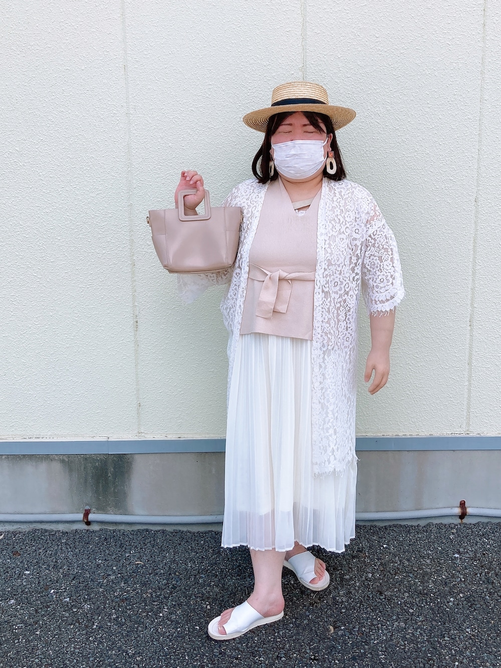 「ホワイトコーデ、オトナカワイイ、大人女子、ナチュラル、レースカーディガン、プリーツスカート、カンカン帽、おおぶりピアス、スクエアトゥ」｜「aimohaのVネック ニットベスト（ベスト、ベージュ系）」を使った、麗園ファンタジー〇*ﾟさん（レディース・162cm）の夏コーディネートの1枚目の写真
