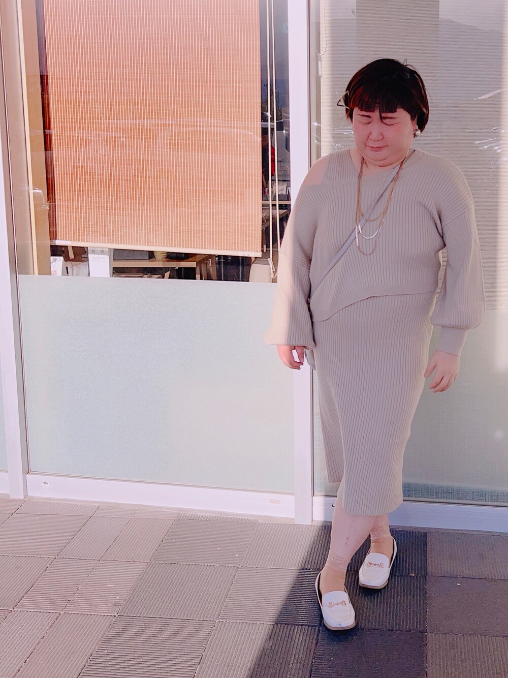 「春のおしゃ見えテクニック、春服、休日スタイル、セットアップ、グレー、ショルダーバッグ、ロングネックレス、パールアクセ、イヤリング、オープンショルダー、ワンショル」｜「riendaのセットアップリブニットワンピース（ワンピース、ベージュ系）」を使った、麗園ファンタジー〇*ﾟさん（レディース・162cm）の春コーディネートの1枚目の写真
