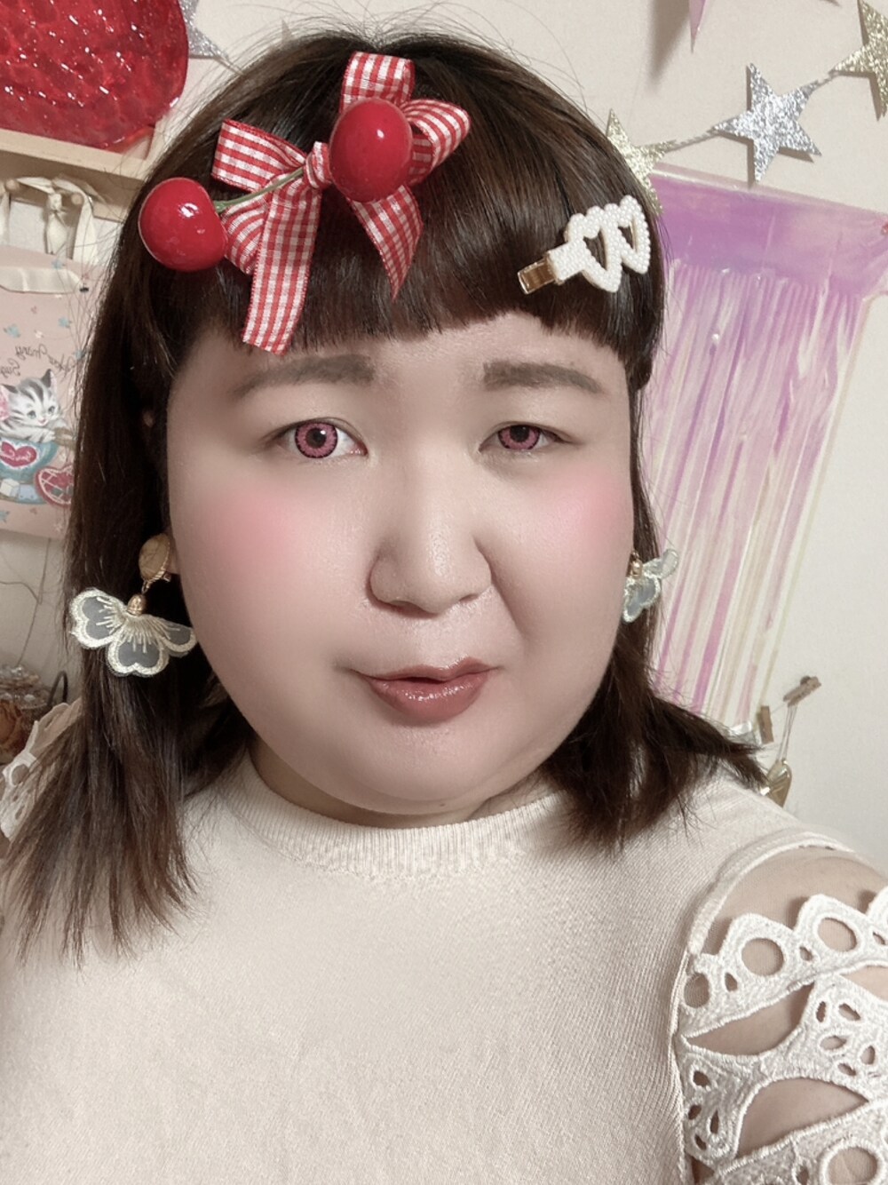 ベージュ系のニット/セーター、レッド系のヘアピンを着用したレディースの冬コーディネートの1枚目の写真