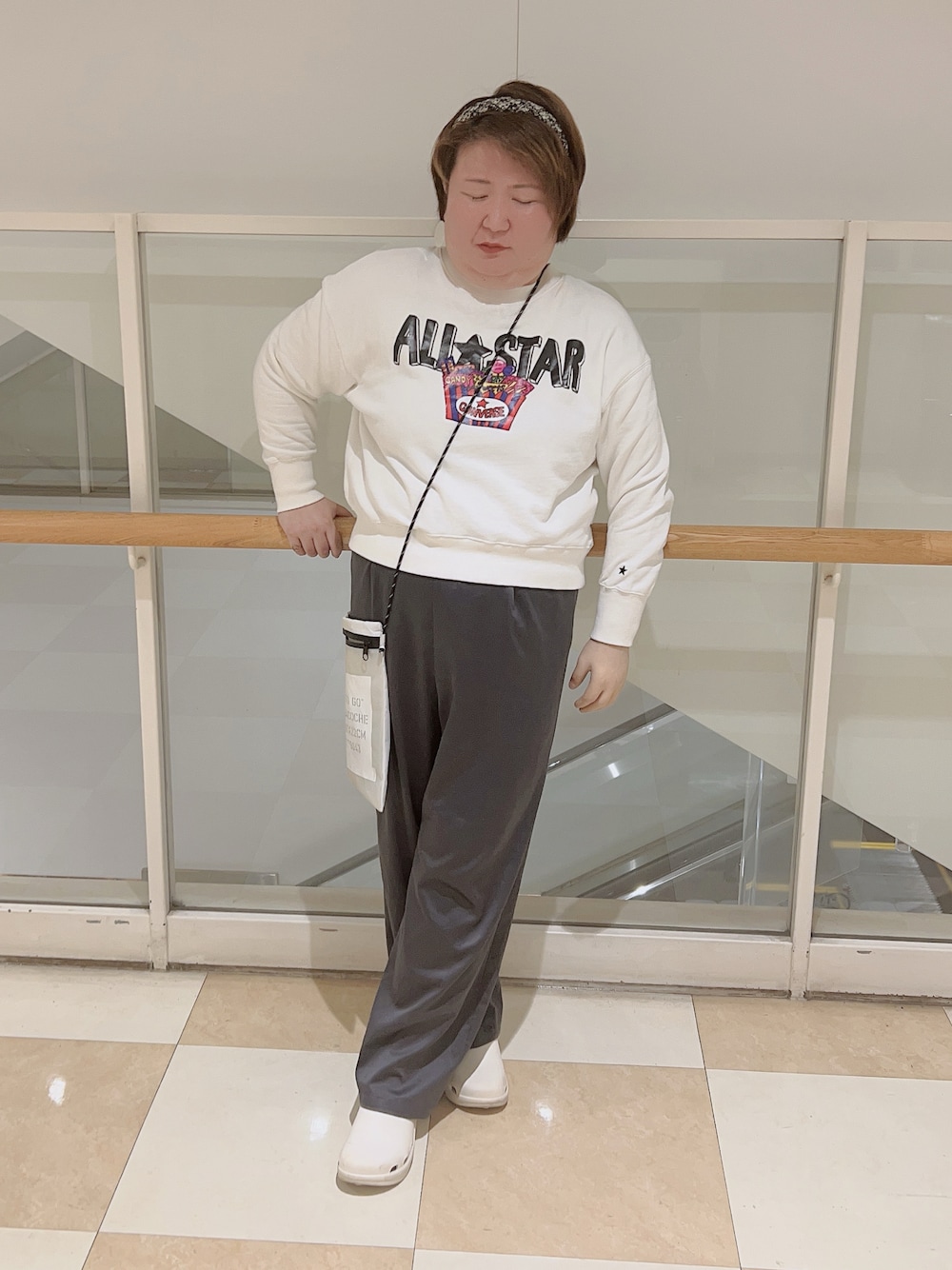 「スポーツミックス、ストリート、イラスト風、スウェット、サテンパンツ、ショルダーバッグ、ツイード、カチューシャ、クロックス風」｜「CONVERSEの【CONVERSE】フロントイラストスウェット（スウェット、ホワイト系）」を使った、麗園ファンタジー〇*ﾟさん（レディース・162cm）の秋コーディネートの1枚目の写真