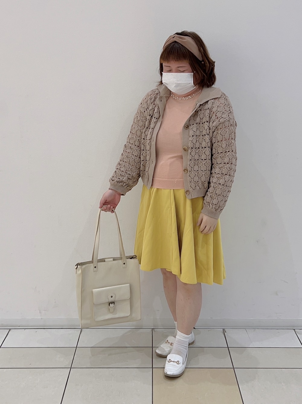 「春コーデ、春色、パステルカラー、ガーリー、かぎ編み、カーディガン、ビジュー、春ニット、トートバッグ、ローファー、カチューシャ」｜「earth music&ecologyのハイハイハイネックビジューニットプルオーバー ＊（ニット/セーター、ピンク系）」を使った、麗園ファンタジー〇*ﾟさん（レディース・162cm）の春コーディネートの1枚目の写真