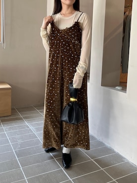 「Bab（バブ）の【選べるサイズ展開】小花柄レース付きベロアキャミワンピース（ワンピース、ブラウン系）」を使った、nodokaさん（レディース・161cm）の秋コーディネート