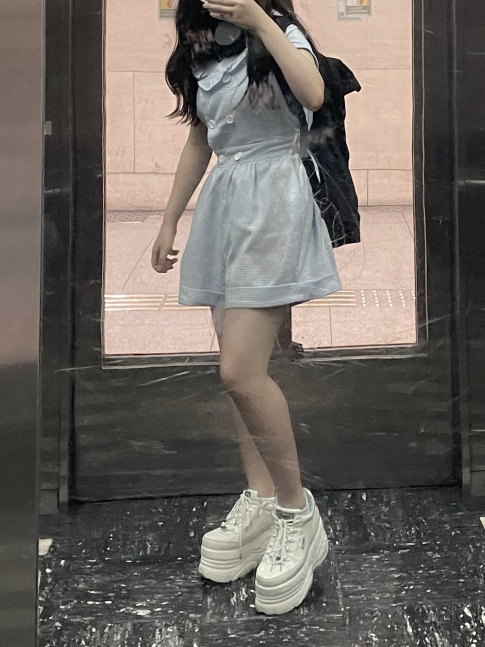 「カジュアルコーデ、低身長コーデ、ootd、おしゃれさんと繋がりたい、プチプラ、スニーカーコーデ、ギンガムチェック、オールインワン、ショートパンツ、ストリート、夏、オトナ女子、夏コーデ、ウエストマーク、フリル」｜「Ank Rougeのアイテム（つなぎ/オールインワン、ブルー系）」を使った、hammerさん（レディース・151cm）の夏コーディネートの1枚目の写真