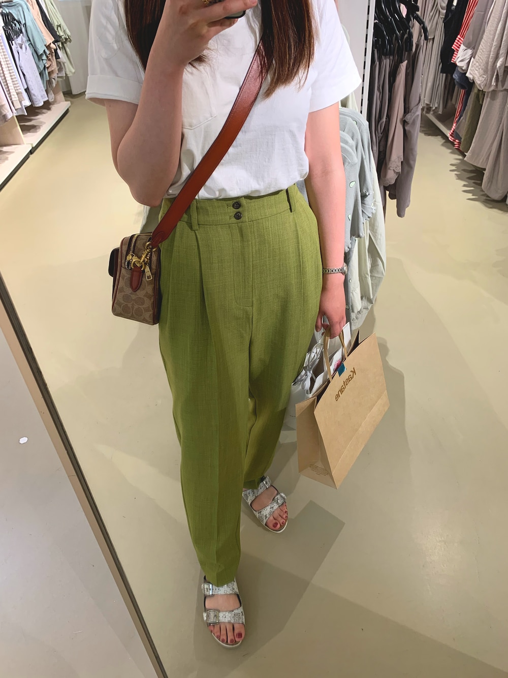「休日スタイル、カジュアル、カラーコーデ、夏、ootd、outfit」｜「AMERICAN HOLICのアイテム（Tシャツ/カットソー、ホワイト系）」を使った、meさん（レディース・162cm）の夏コーディネートの1枚目の写真