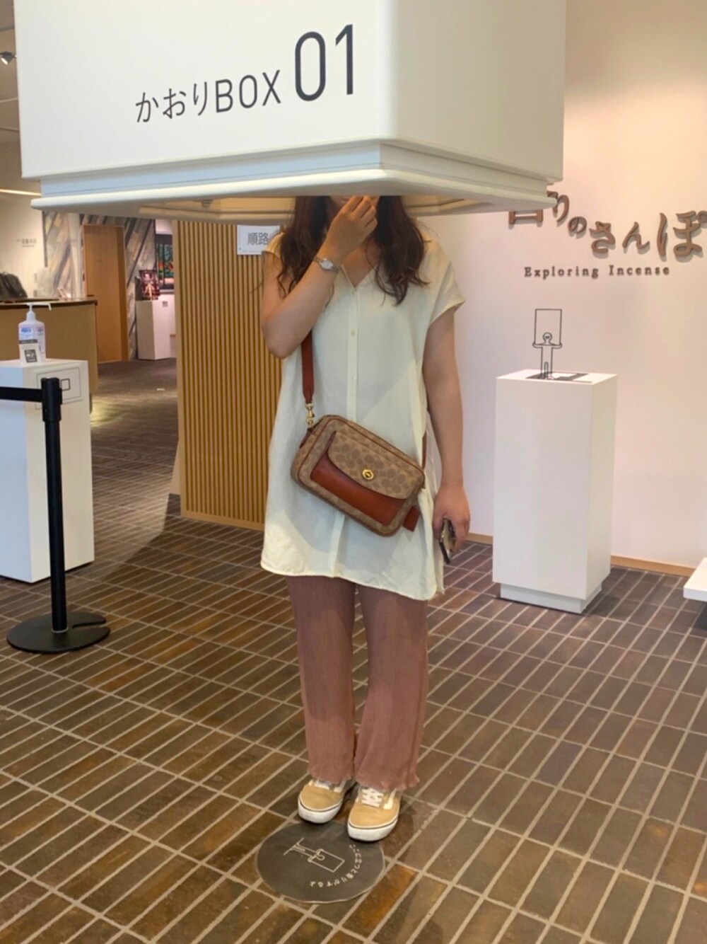 「大人ガーリー、ootd、outfit、スニーカー」｜「UNIQLOのアイテム（シャツ/ブラウス、ホワイト系）」を使った、meさん（レディース・162cm）の秋コーディネートの1枚目の写真