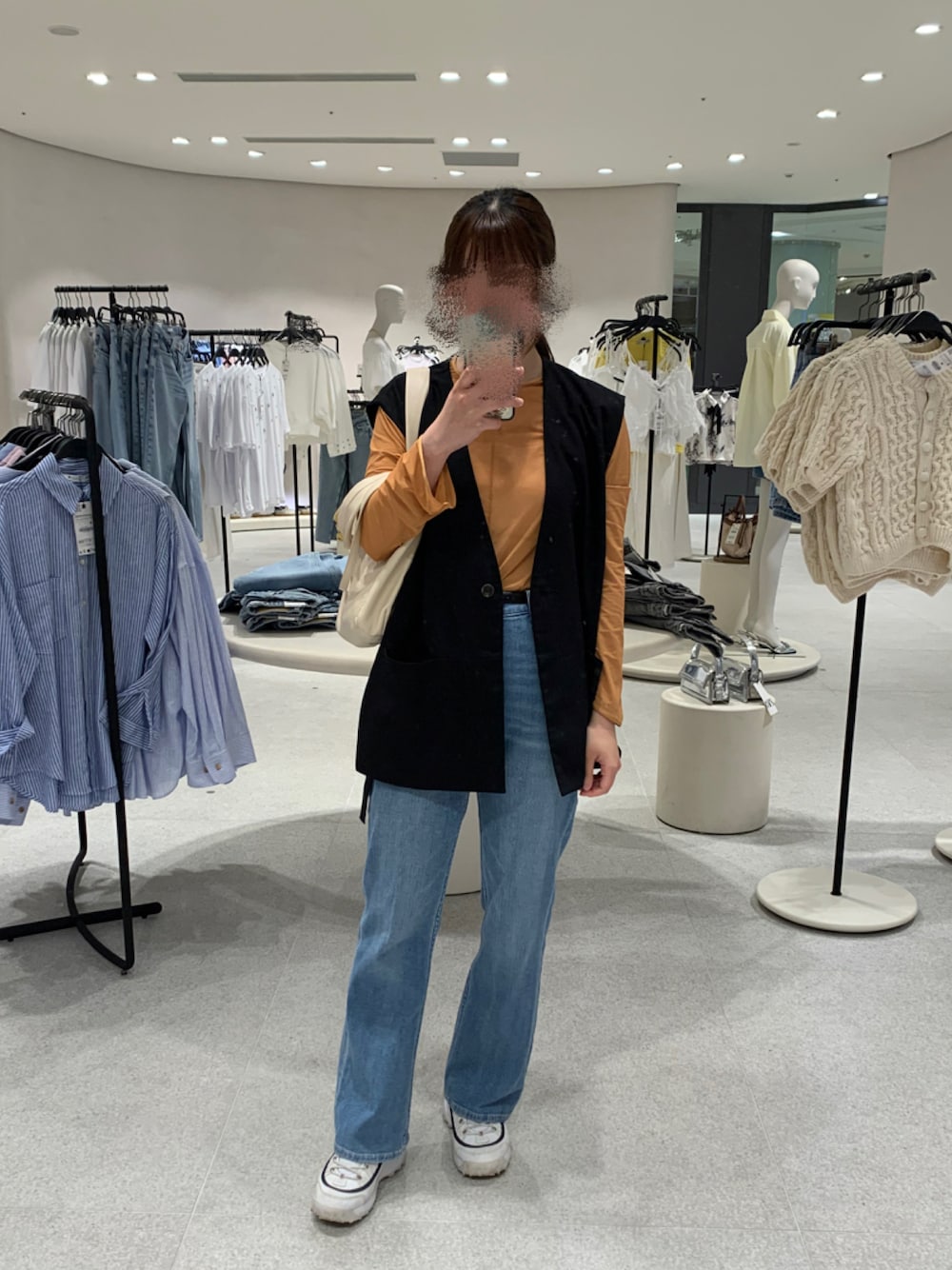 「おでかけコーデ、シンプル、大人コーデ、きれいめカジュアル、ootd」｜「URBAN RESEARCHの綿麻デニムセミフレアパンツ（デニムパンツ、ブルー系）」を使った、meさん（レディース・161cm）の夏コーディネートの1枚目の写真