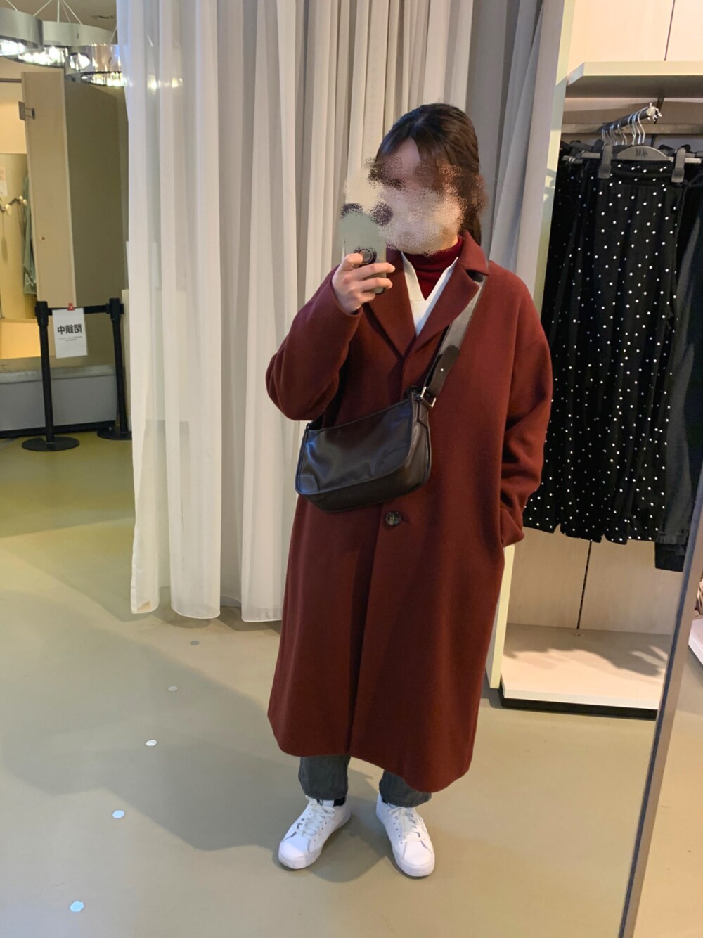 「シンプルコーデ、パンツスタイル、カラーコーデ、ロングコート、ootd、outfit、スニーカー」｜「SLYのSIDE VENT CHESTER コート（チェスターコート、ブラウン系）」を使った、meさん（レディース・162cm）の冬コーディネートの1枚目の写真