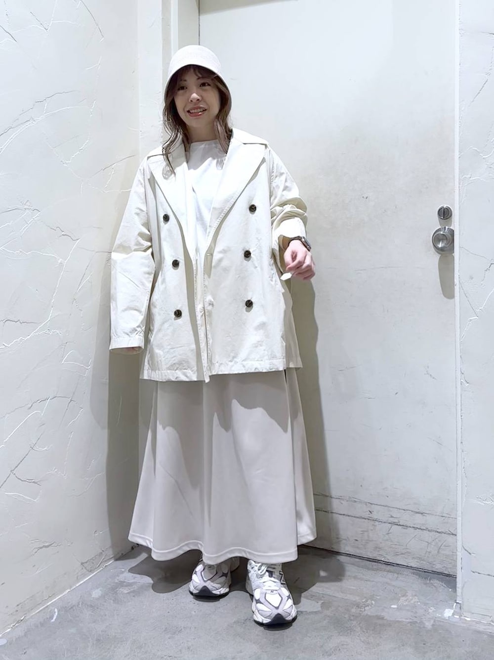 「ワントーン、着痩せ・細見え、カジュアル、トレンチコート、コート、人気アイテムをチェック！、春コーデ、楽ちんコーデ、シンプルコーデ、ベーシック/シンプル、niko and ...」｜「niko and...のアソートロゴストリートロングTシャツ（Tシャツ/カットソー、ホワイト系）」を使った、__ururi__さん（レディース・156cm）の春コーディネートの1枚目の写真