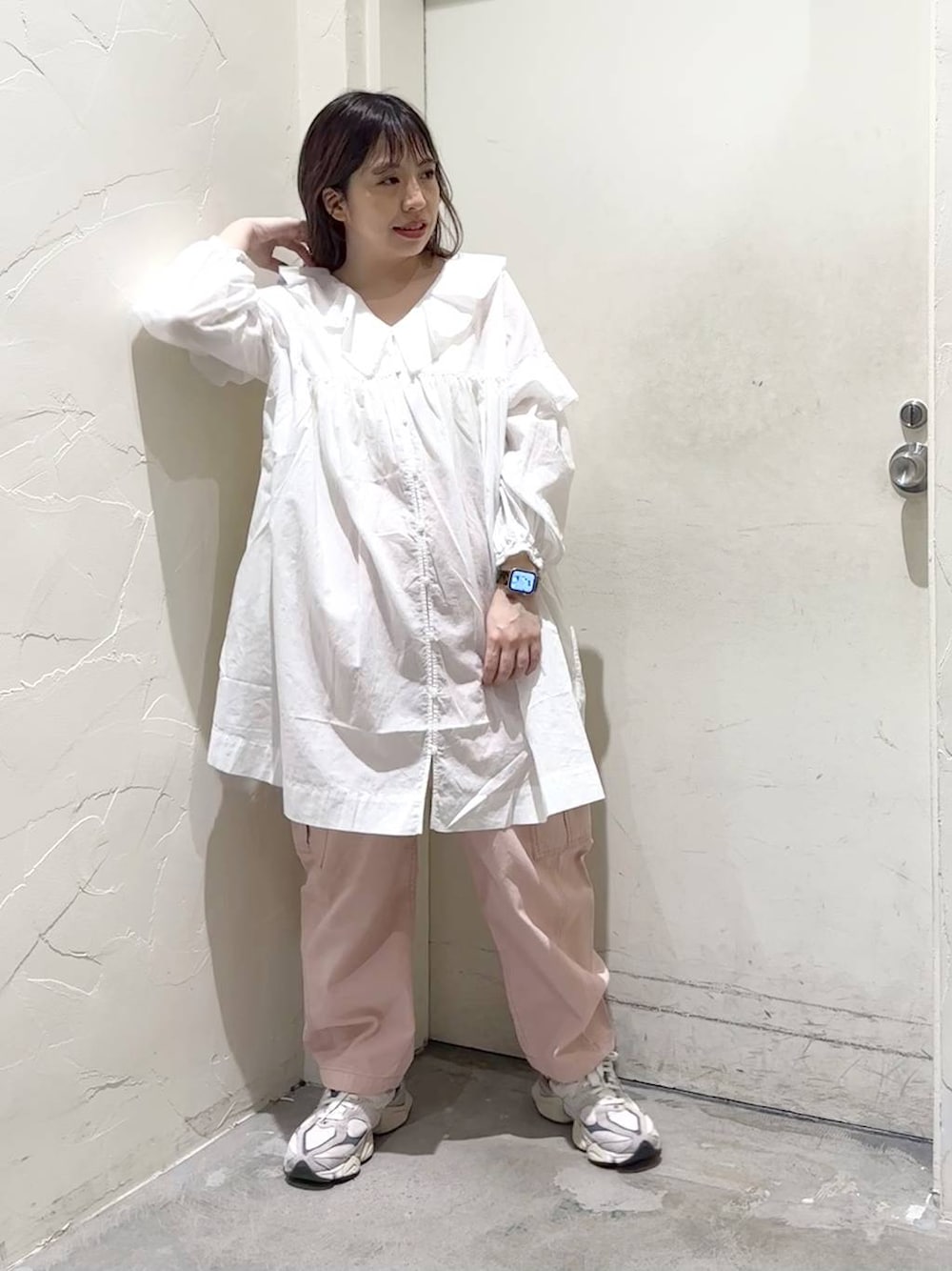 「カジュアル、シンプルコーデ、ブラウス、シャツ、ゆったり、niko and ...、ニコミリ_nikoand...、パンツ、春コーデ、ドットエスティ春コーデ、ドットエスティトレンド、休日コーデ、ワントーン、着痩せ・細見え」｜「niko and...のルームドライ/カップ付きキャミソール（キャミソール、ベージュ系）」を使った、__ururi__さん（レディース・156cm）の春コーディネートの1枚目の写真