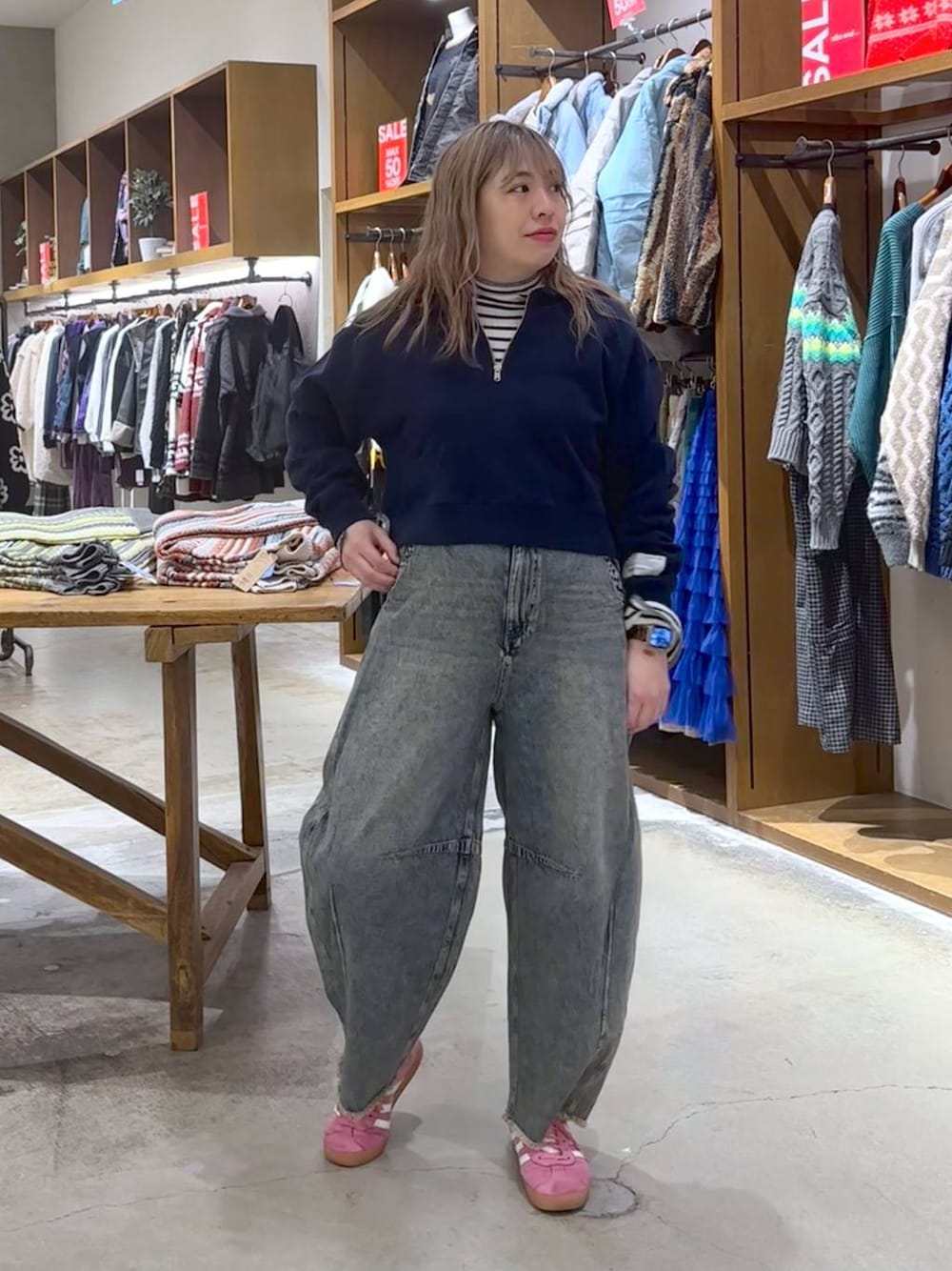 「ワントーン、着痩せ・細見え、カジュアル、セールコーデ、and ST SALE、and STセール、スウェット、andST、デニムパンツ、niko and ...」｜「niko and...の【WILLIAM B.ELIOTT】 ZIPセーラースウェット（スウェット、ブルー系）」を使った、__ururi__さん（レディース・156cm）の春コーディネートの1枚目の写真