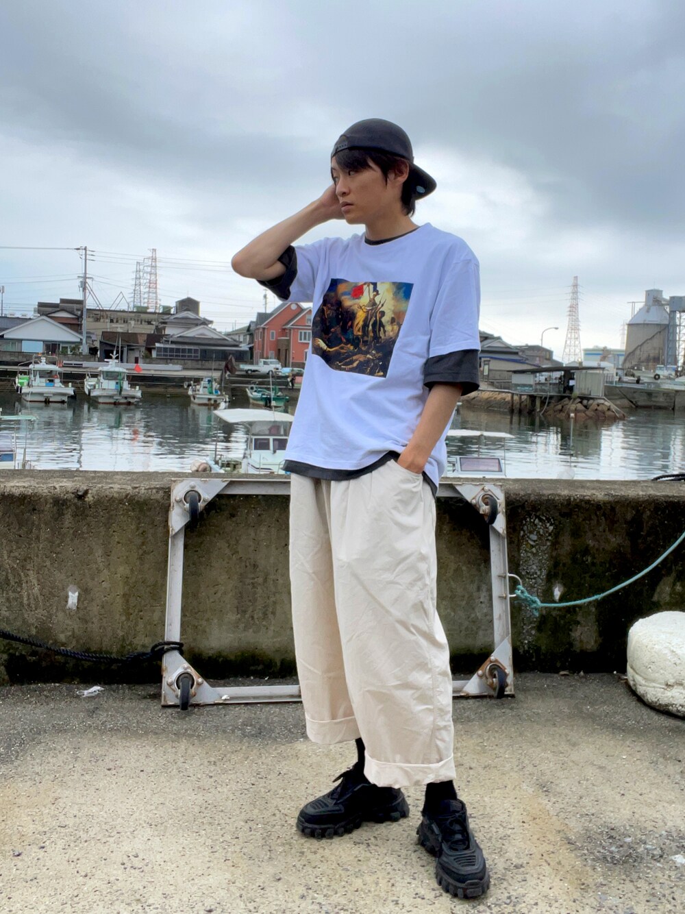 ホワイト系のTシャツ/カットソー、ブルー系のTシャツ/カットソー、ホワイト系のその他パンツを着用したメンズの夏コーディネートの1枚目の写真