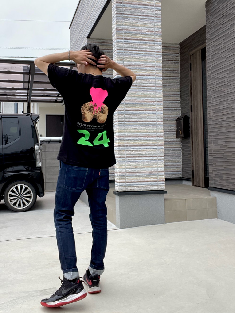 ブラック系のTシャツ/カットソー、ブルー系のその他パンツ、ブラック系のスニーカーを着用したメンズの夏コーディネートの1枚目の写真