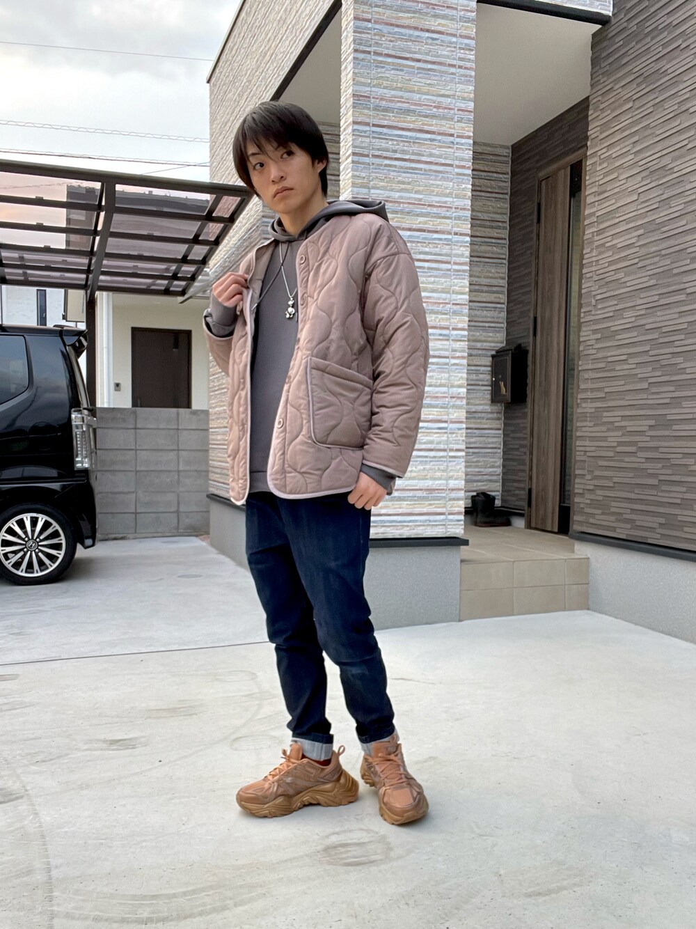 その他のジャケット/アウター、グレー系のパーカー、ブルー系のその他パンツを着用したメンズの冬コーディネートの1枚目の写真