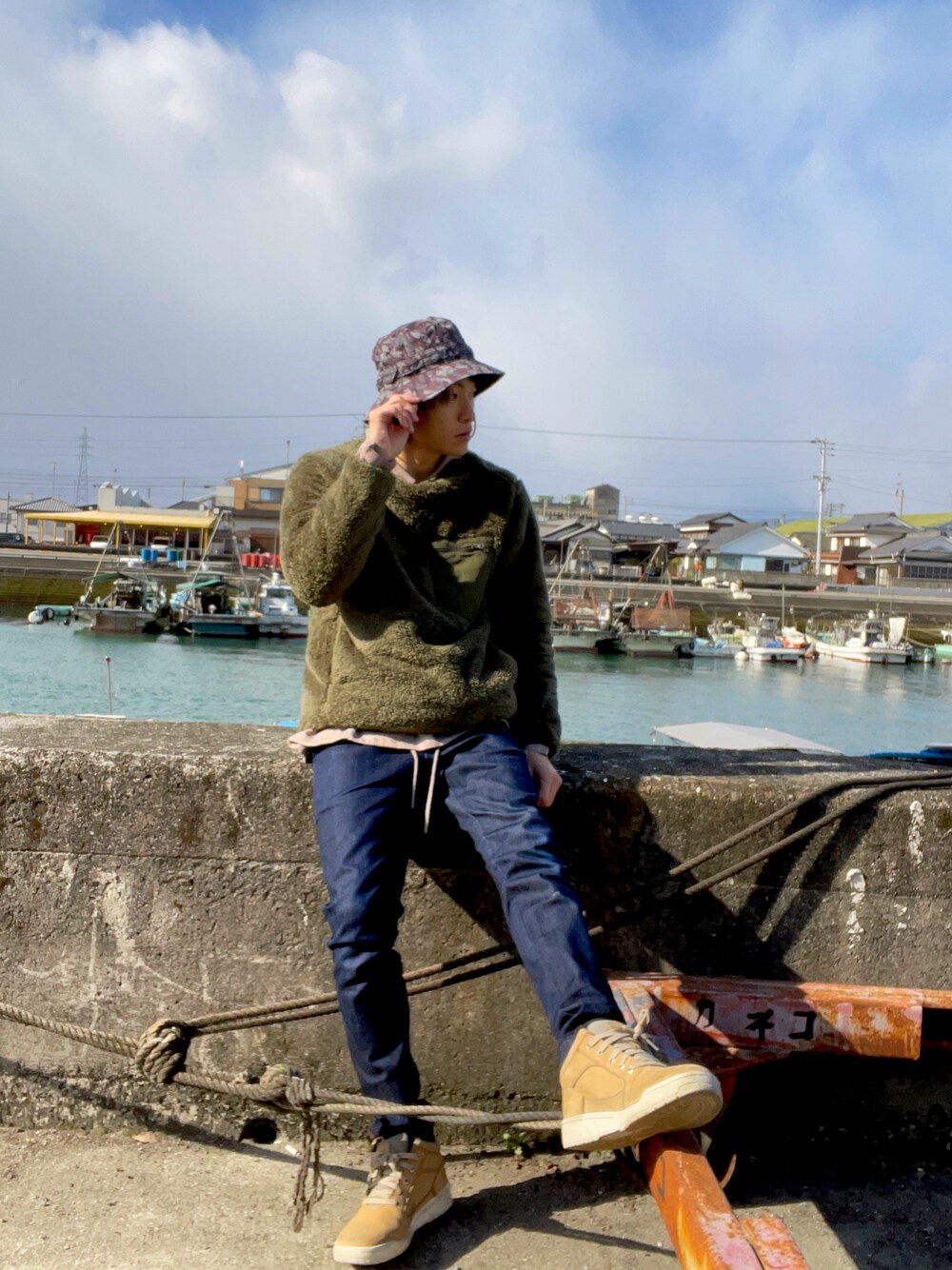 グリーン系のTシャツ/カットソー、ブラウン系のシャツ/ブラウス、ブルー系のその他パンツを着用したメンズの冬コーディネートの1枚目の写真