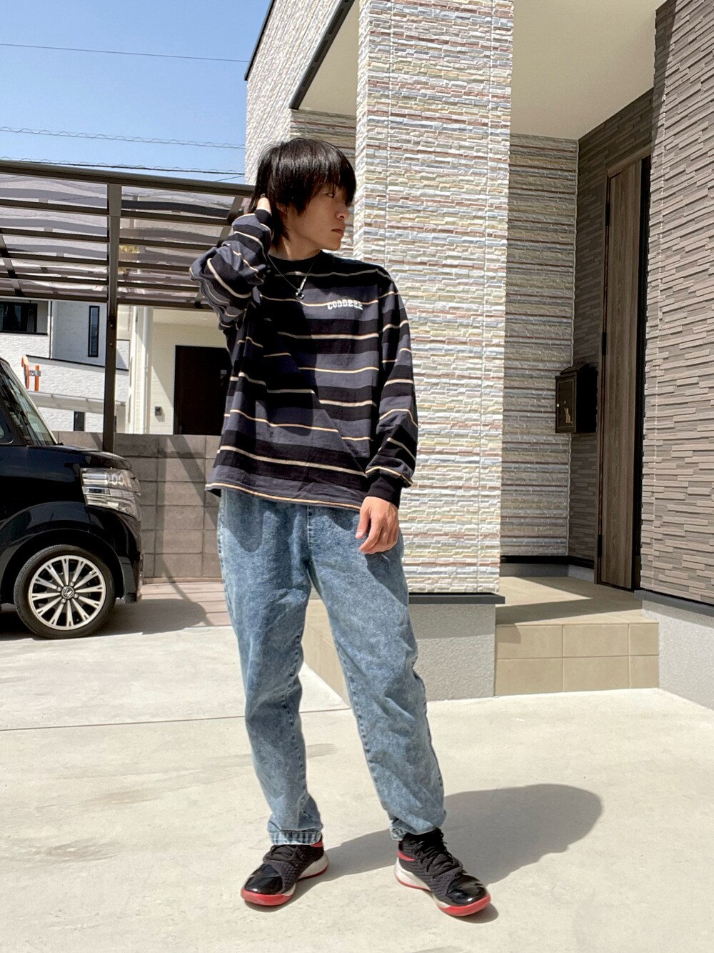 ブラック系のTシャツ/カットソー、ブルー系のその他パンツ、ブラック系のスニーカーを着用したメンズの春コーディネートの1枚目の写真