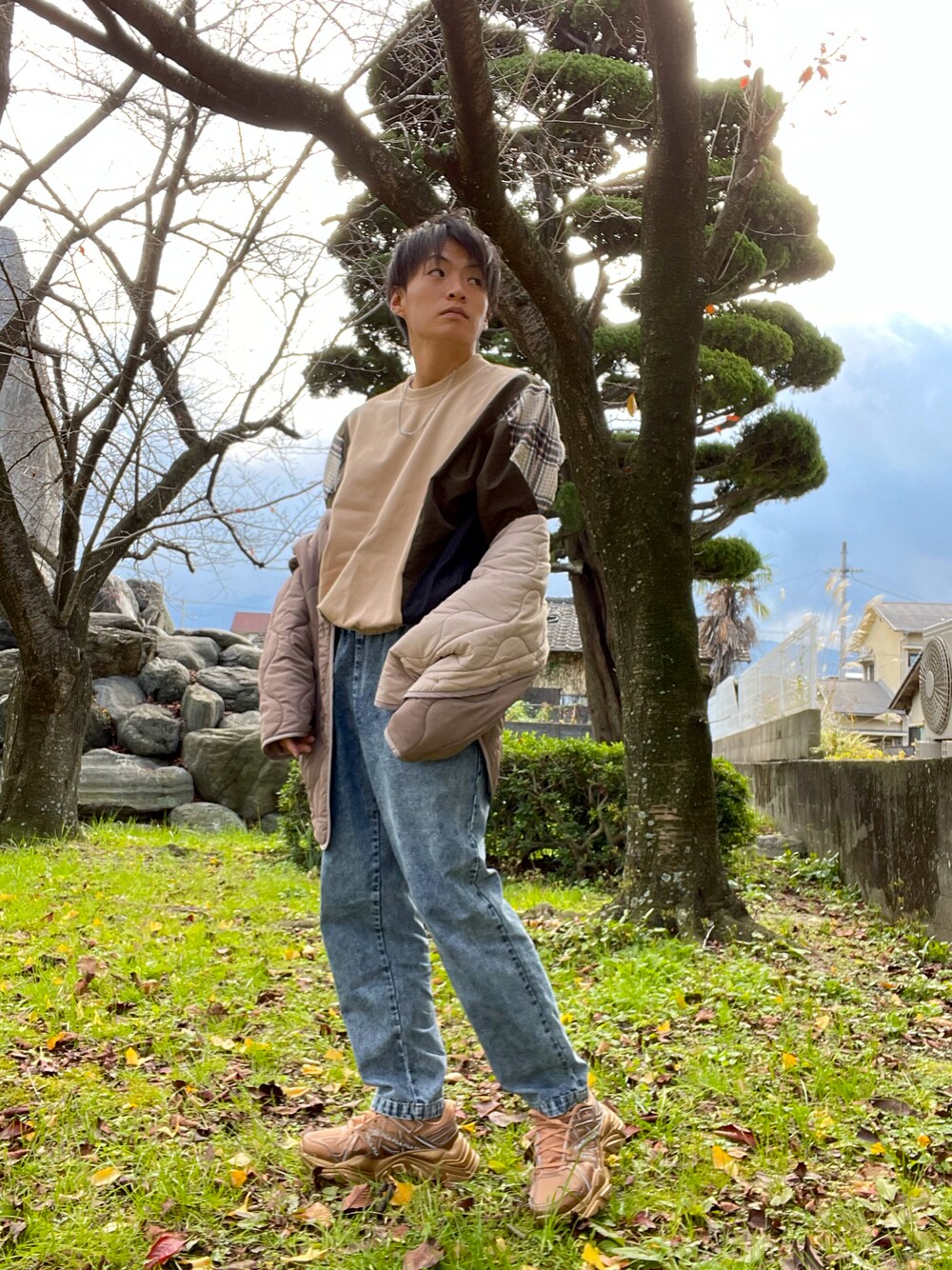 「いつもありがとうございます、今日のコーデ、古着風コーデ、韓国ファッション、デニム、FILA、おしゃれさんと繋がりたい、いいね、save、フォローお願いします🤑」｜「CERCAのRM/ドルマンクルーネック（Tシャツ/カットソー、ベージュ系）」を使った、空飛ぶぺんぎんさん（メンズ・175cm）の冬コーディネートの1枚目の写真