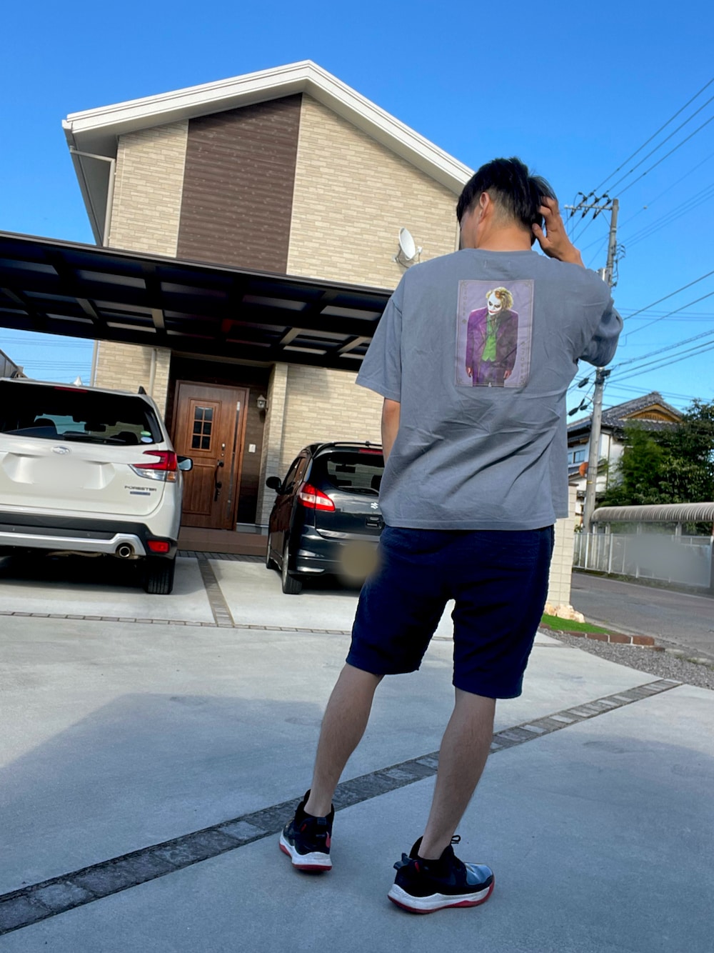 ブルー系のTシャツ/カットソー、ブルー系のパンツ、ブラック系のスニーカーを着用したメンズの夏コーディネートの1枚目の写真