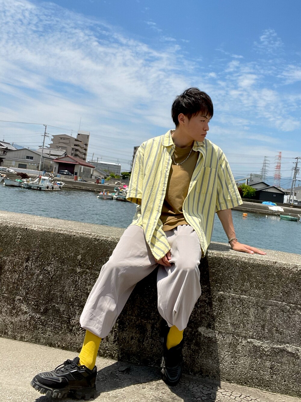 イエロー系のシャツ/ブラウス、ブラウン系のTシャツ/カットソー、ベージュ系のその他パンツを着用したメンズの夏コーディネートの1枚目の写真