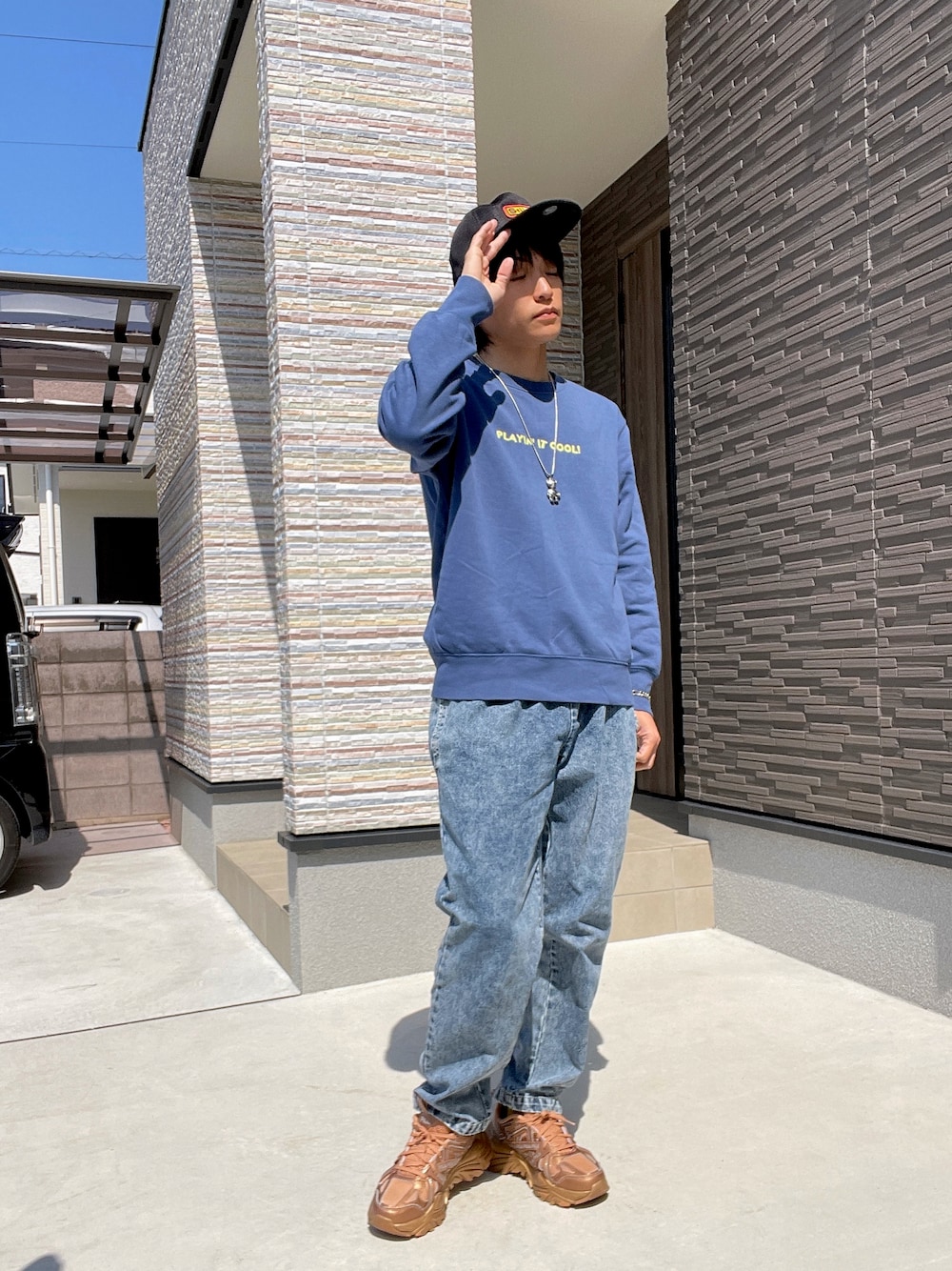 ブルー系のその他パンツ、ゴールド系のスニーカー、ブルー系のスウェットを着用したメンズの春コーディネートの1枚目の写真