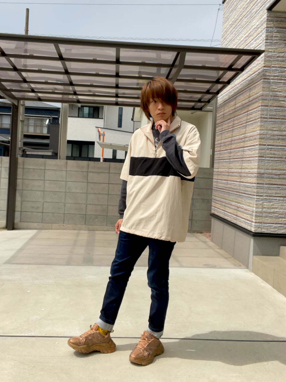 ブルー系のその他パンツ、ゴールド系のスニーカー、グレー系のTシャツ/カットソーを着用したメンズの春コーディネートの1枚目の写真