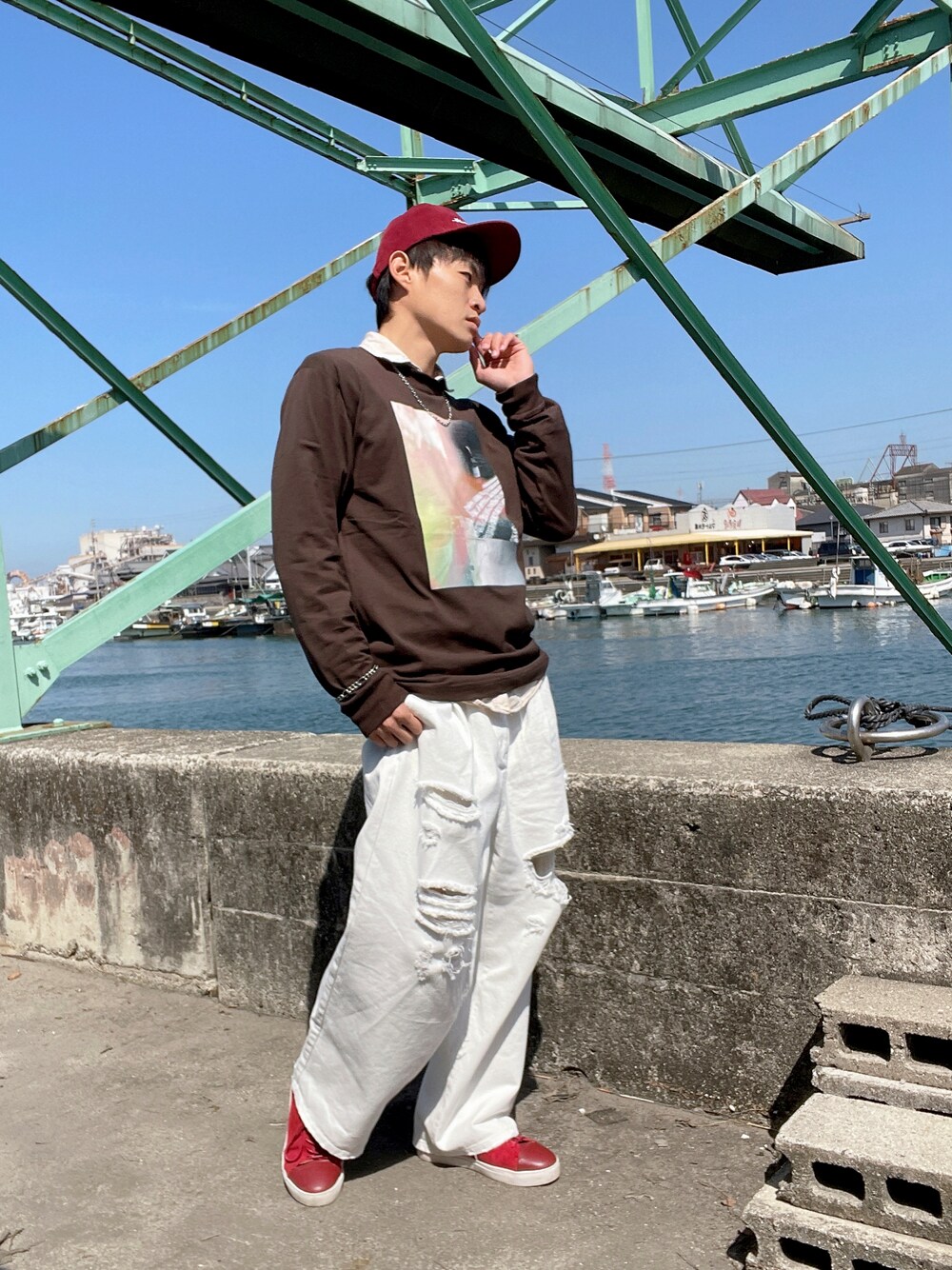 ブラウン系のTシャツ/カットソー、ブルー系のシャツ/ブラウス、ホワイト系のデニムパンツを着用したメンズの春コーディネートの1枚目の写真