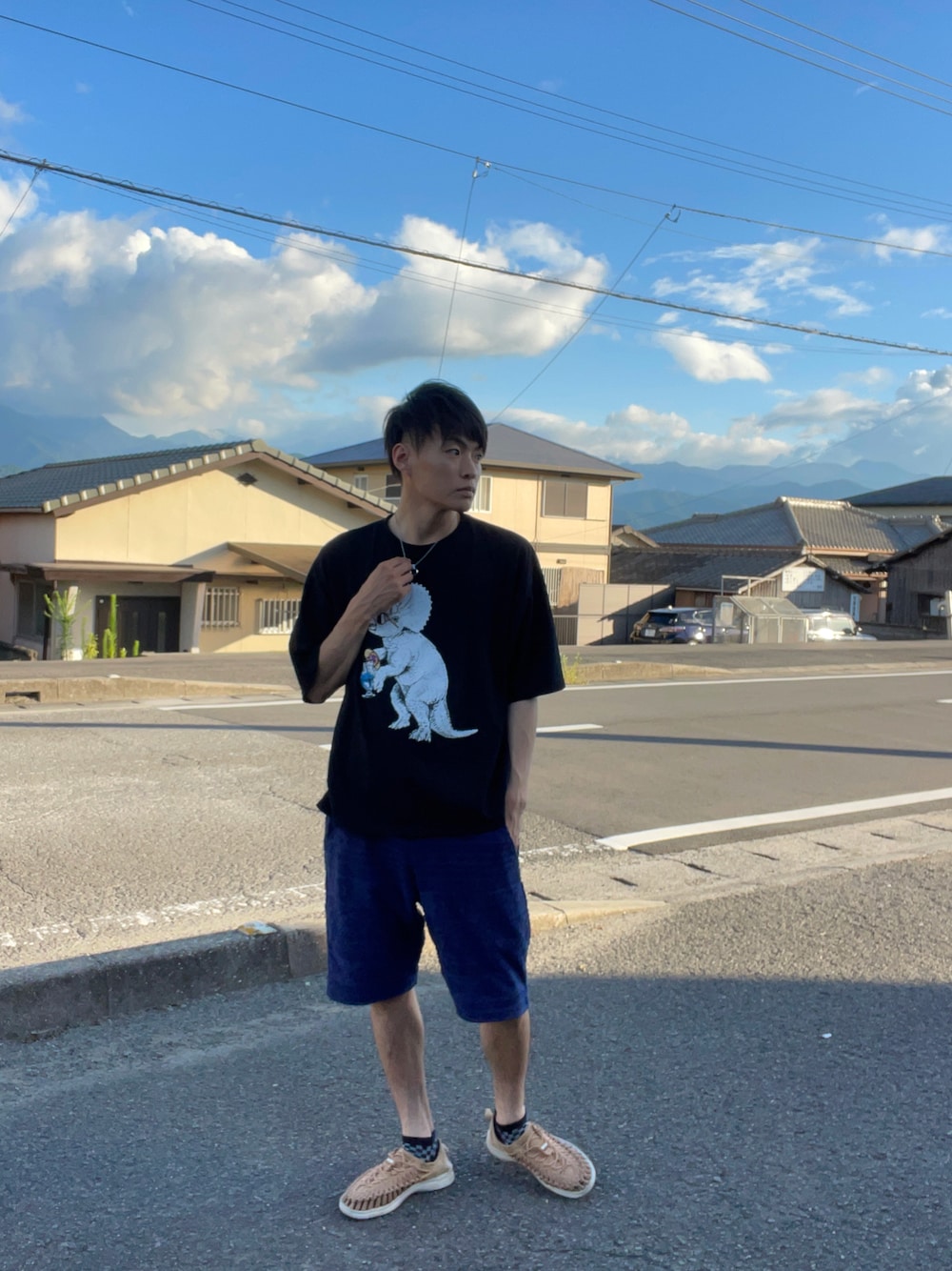 ブラック系のTシャツ/カットソー、ブルー系のパンツ、ブラウン系のサンダルを着用したメンズの夏コーディネートの1枚目の写真