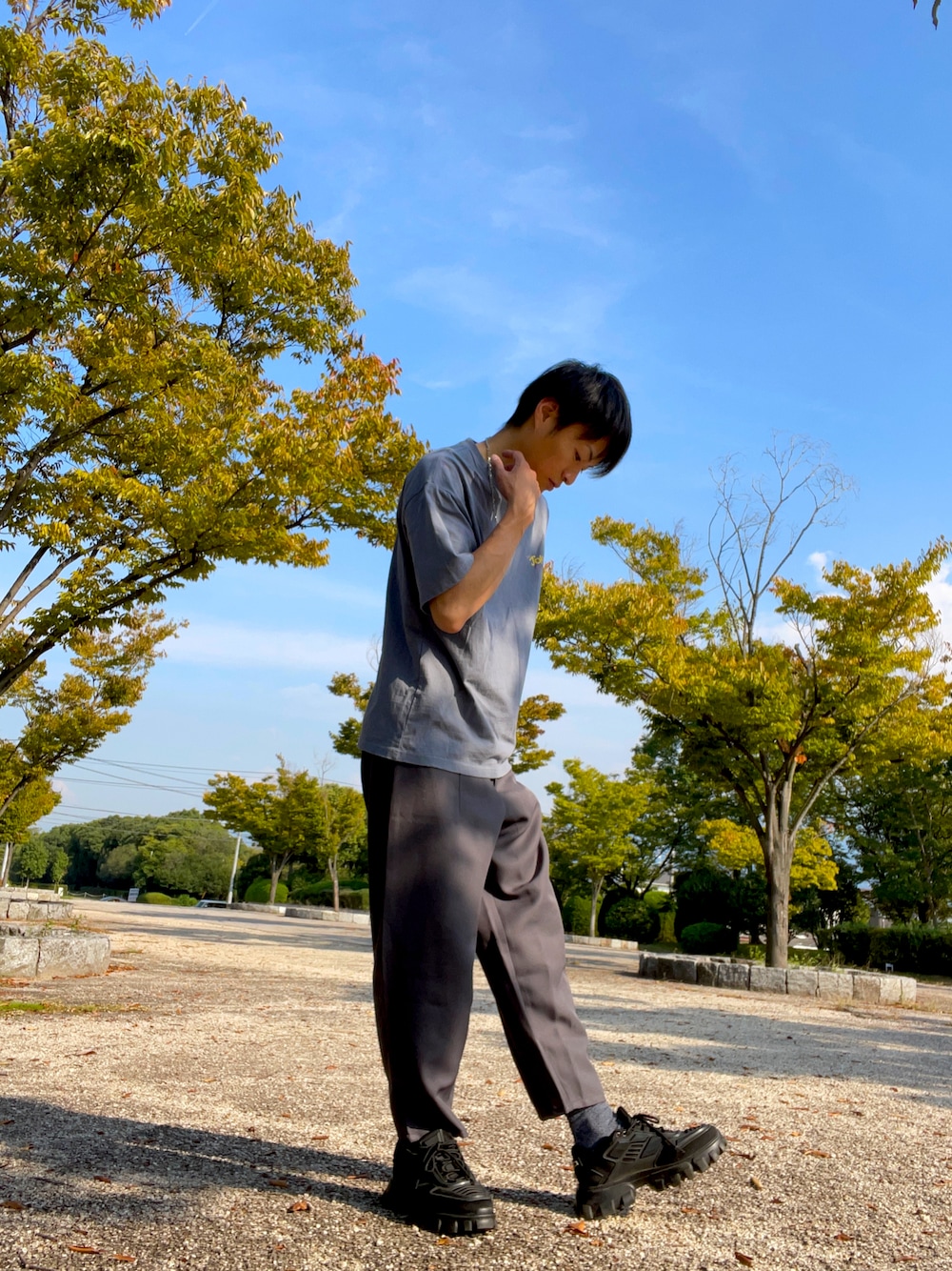 ブルー系のTシャツ/カットソー、ブラック系のスニーカー、グレー系のその他パンツを着用したメンズの秋コーディネートの1枚目の写真