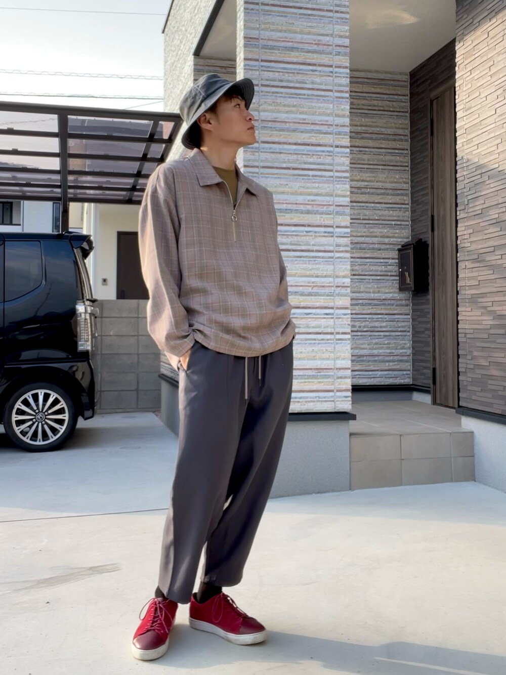 グレー系のその他パンツ、ブラウン系のシャツ/ブラウス、ブラウン系のTシャツ/カットソーを着用したメンズの春コーディネートの1枚目の写真