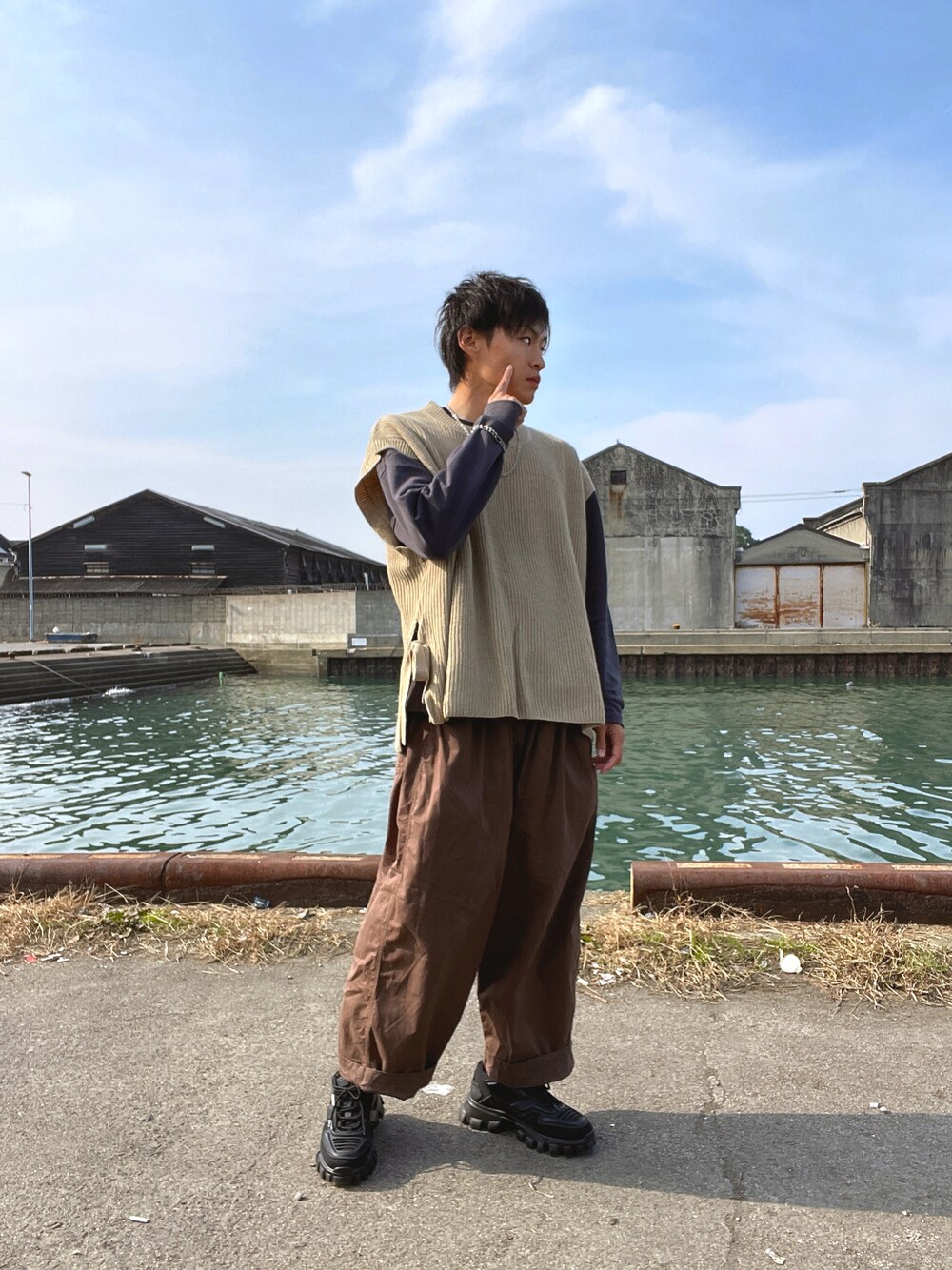 ベージュ系のベスト、ブラック系のその他パンツ、ブラック系のスニーカーを着用したメンズの秋コーディネートの1枚目の写真