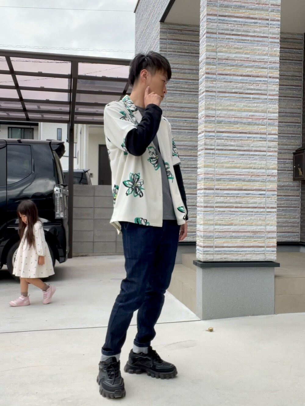 グレー系のTシャツ/カットソー、ブルー系のその他パンツ、ブラック系のスニーカーを着用したメンズの春コーディネートの1枚目の写真