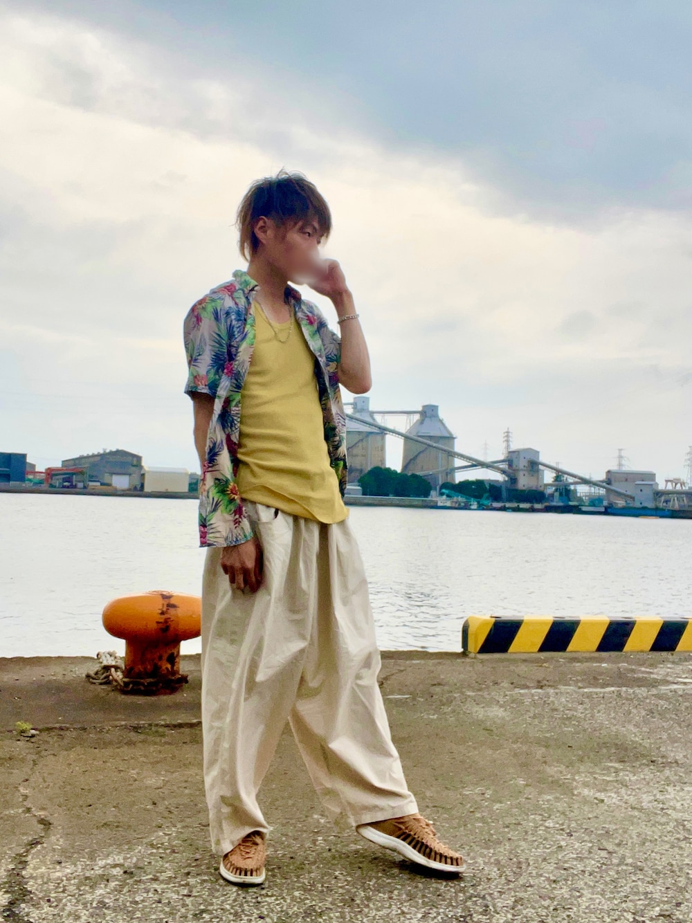 その他のシャツ/ブラウス、ホワイト系のその他パンツ、イエロー系のタンクトップを着用したメンズの夏コーディネートの1枚目の写真
