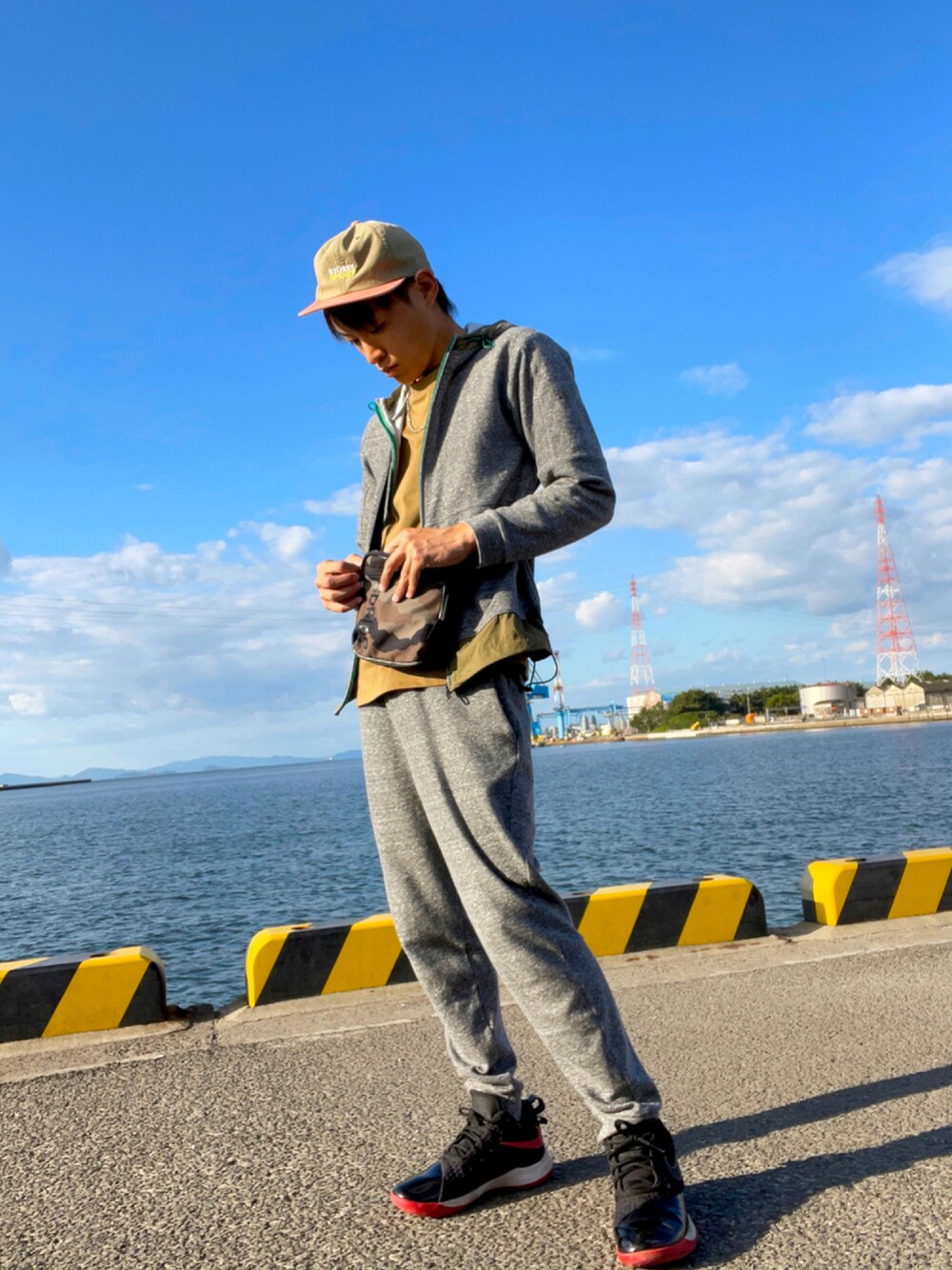「いつもありがとうございます、今日のコーデ、休日スタイル、スポーティ、ジャージ、スニーカー、仕事以外の運動久しぶりでした、おしゃれさんと繋がりたい、いいね、save、フォローお願いします🤑」｜「adidasのアイテム（ジャージ、グレー系）」を使った、空飛ぶぺんぎんさん（メンズ・175cm）の秋コーディネートの1枚目の写真