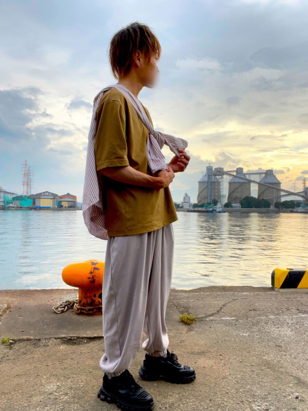 ブラウン系のTシャツ/カットソー、ベージュ系のその他パンツ、ベージュ系のシャツ/ブラウスを着用したメンズの夏コーディネートの1枚目の写真