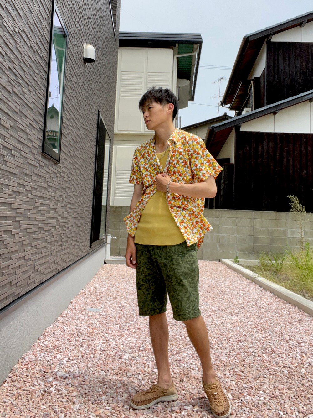 オレンジ系のシャツ/ブラウス、イエロー系のタンクトップ、グリーン系のパンツを着用したメンズの夏コーディネートの1枚目の写真