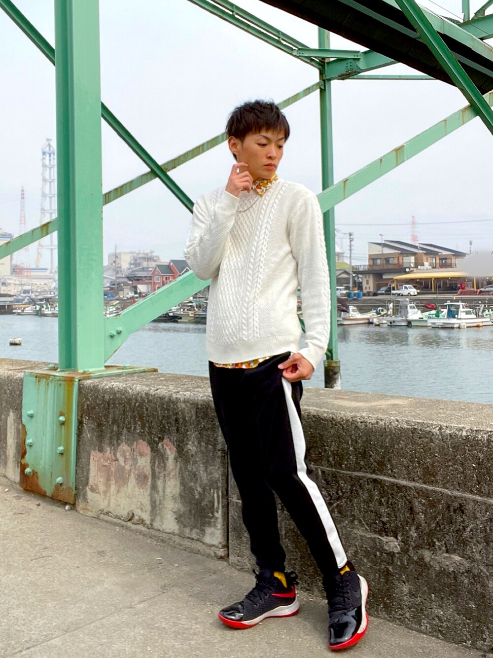 ブラック系のスウェットパンツ、ブラック系のスニーカー、ホワイト系のニット/セーターを着用したメンズの春コーディネートの1枚目の写真