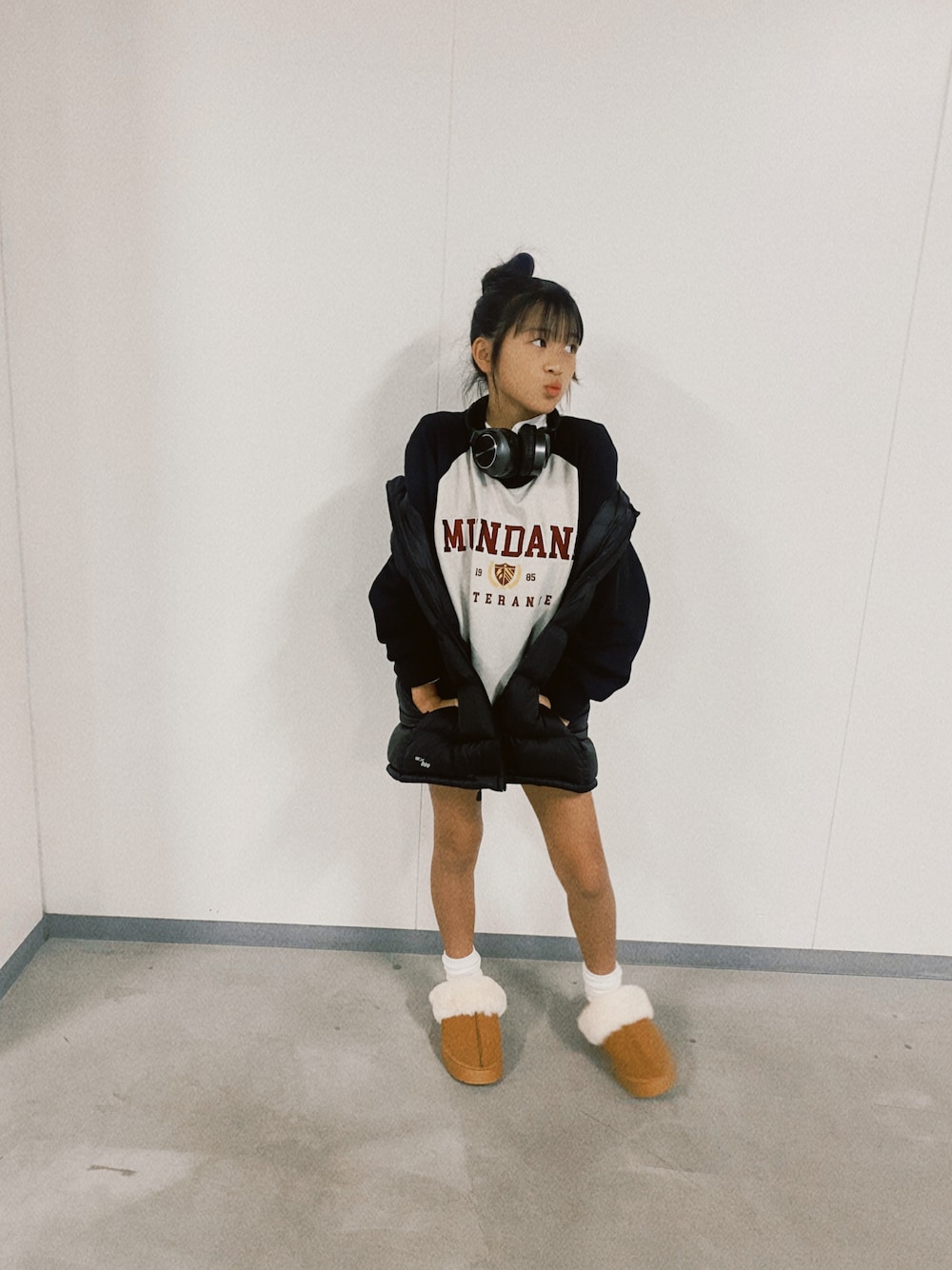 「秋冬コーデ、休日コーデ、秋のコーデ、キッズコーデ、スウェット、小学生、女の子、スウェットワンピース、ムートンブーツ、ﾑｰﾄﾝｻﾎﾞ、海外ガール、ダウンベスト、アベイル」｜「エマムアのアイテム（ワンピース、グレー系）」を使った、KOKOROさん（キッズ・145cm）の秋コーディネートの1枚目の写真