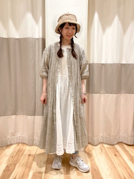 「小花柄ワンピース」｜「アイテム（スニーカー）」を使った、　よしおかさん（レディース・156cm）の春コーディネート