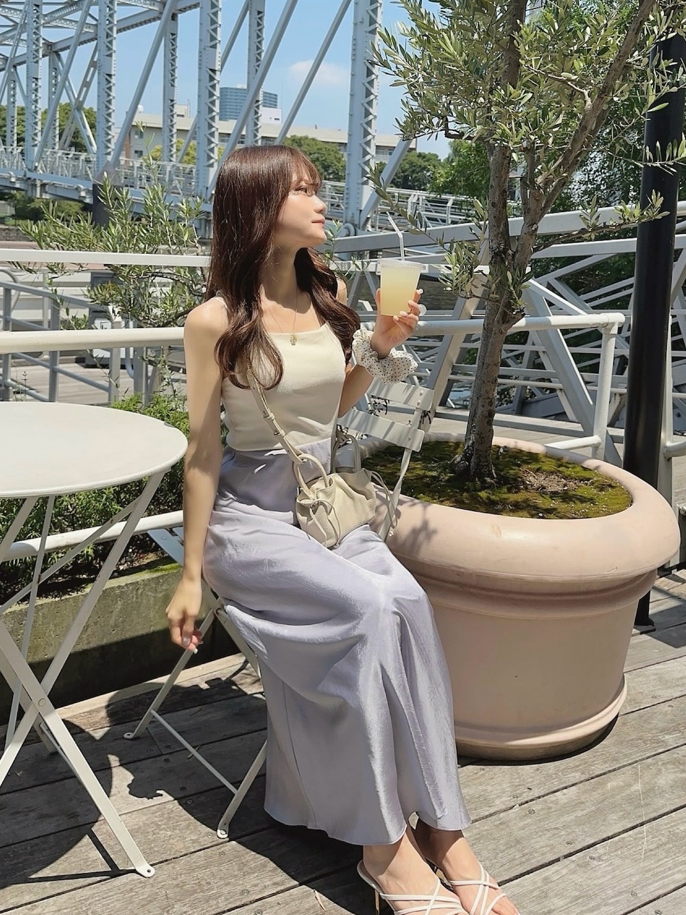 「夏コーデ、夏、デート、デートコーデ、サテンスカート、キャミソール、ベロア、サンダル」｜「GUのアイテム（キャミソール、ホワイト系）」を使った、まいかさん（骨格ウェーブ・レディース・156cm）の夏コーディネートの1枚目の写真